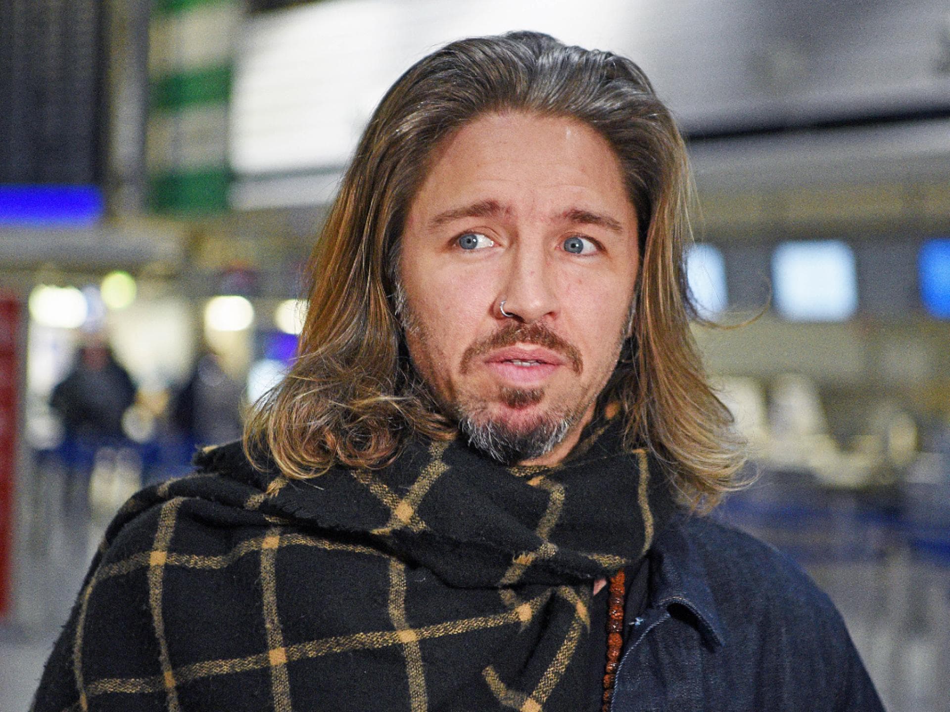 Gil Ofarim angespannt