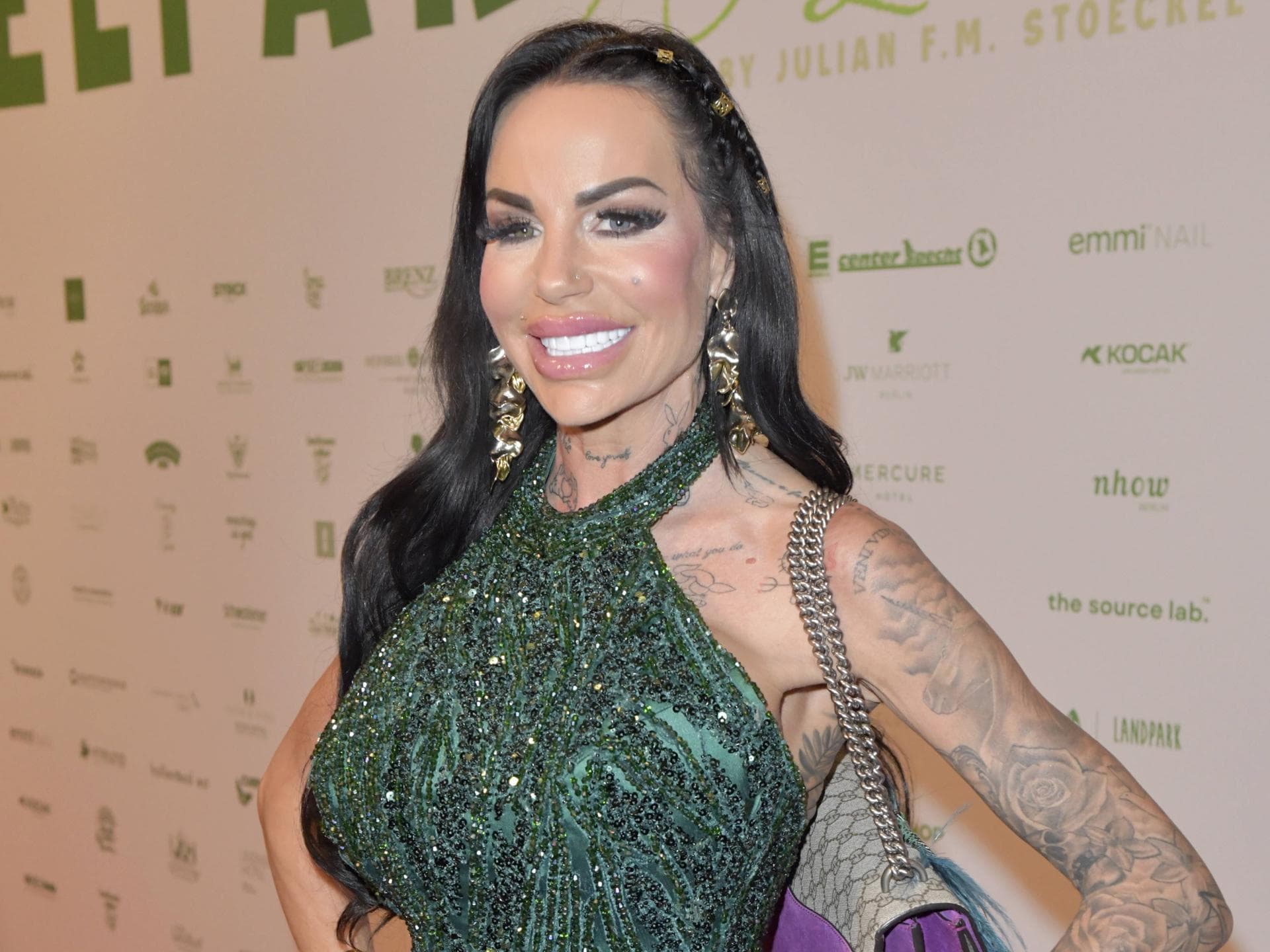 OKmag.de traf Gina-Lisa Lohfink bei Julian F. M. Stoeckels Dschungelparty in Berlin zum Interview