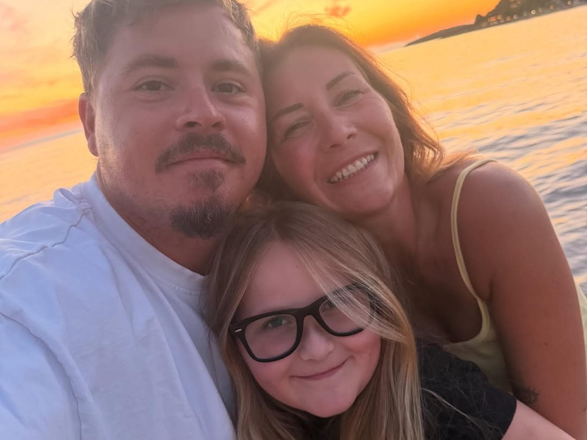 Gustav Schäfer mit seiner Familie vor einem Sonnenuntergang