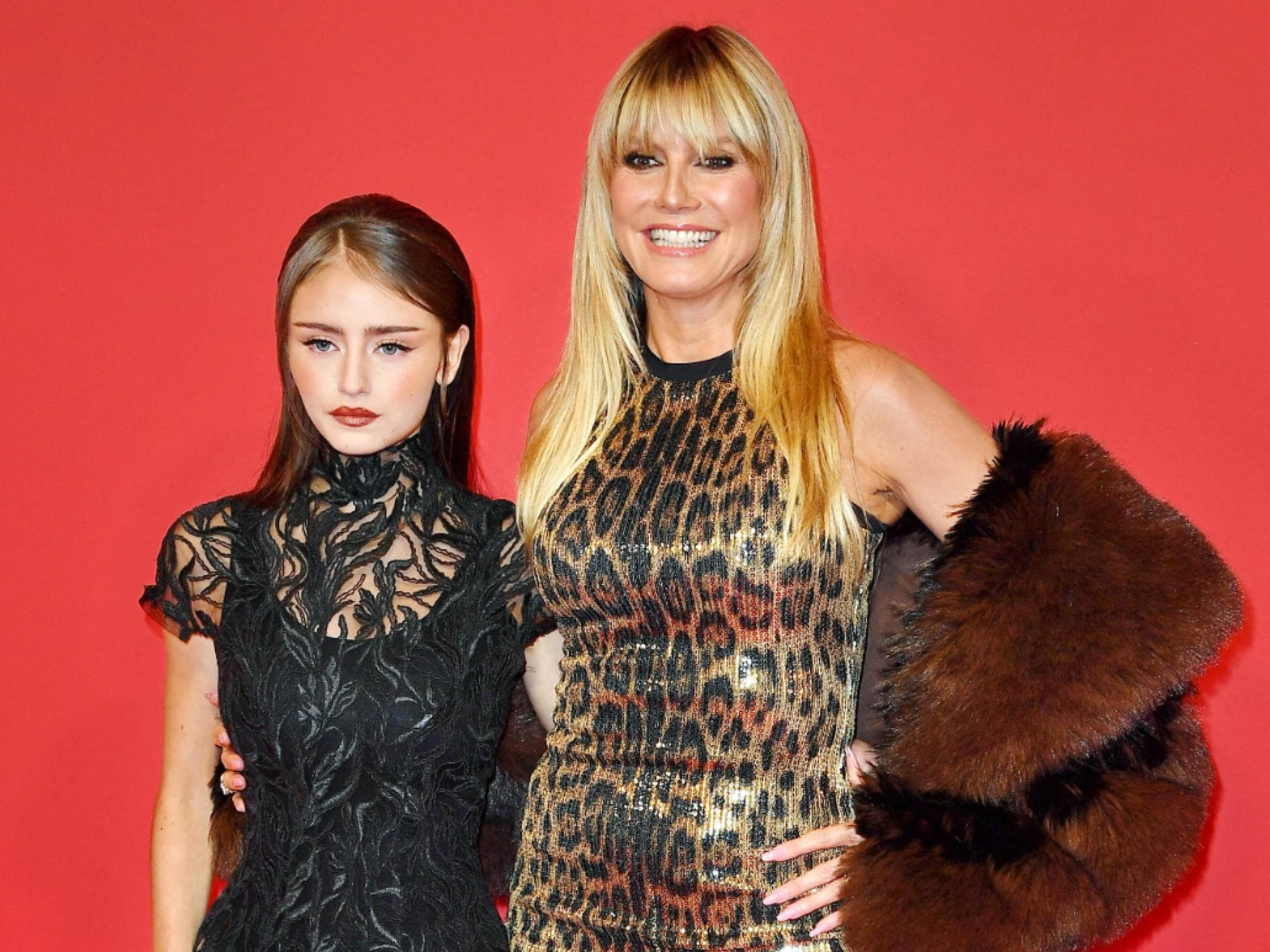 Heidi Klum mit Tochter Leni Klum vor roter Wand