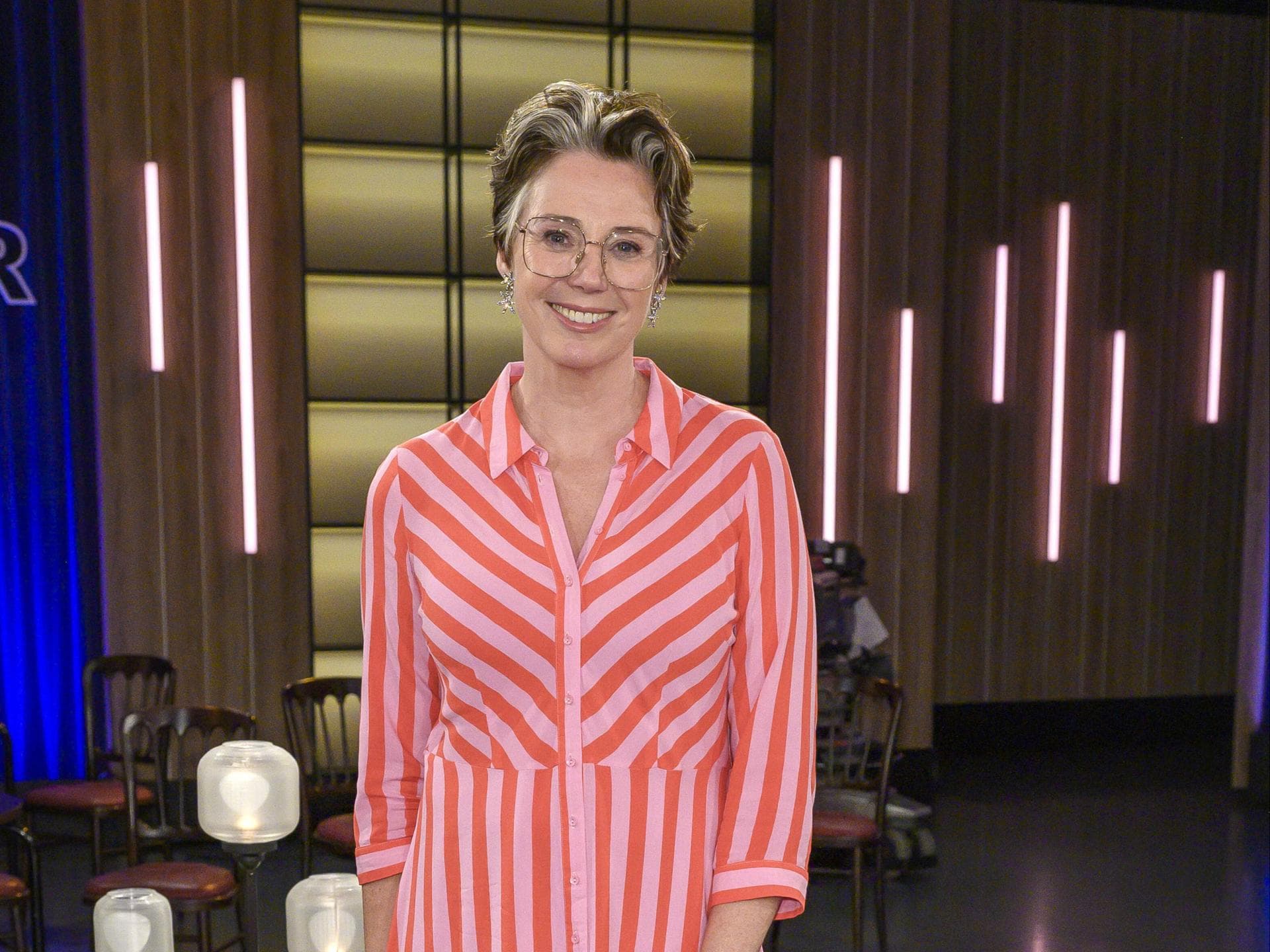 Ildikó von Kürthy im gestreiften Kleid