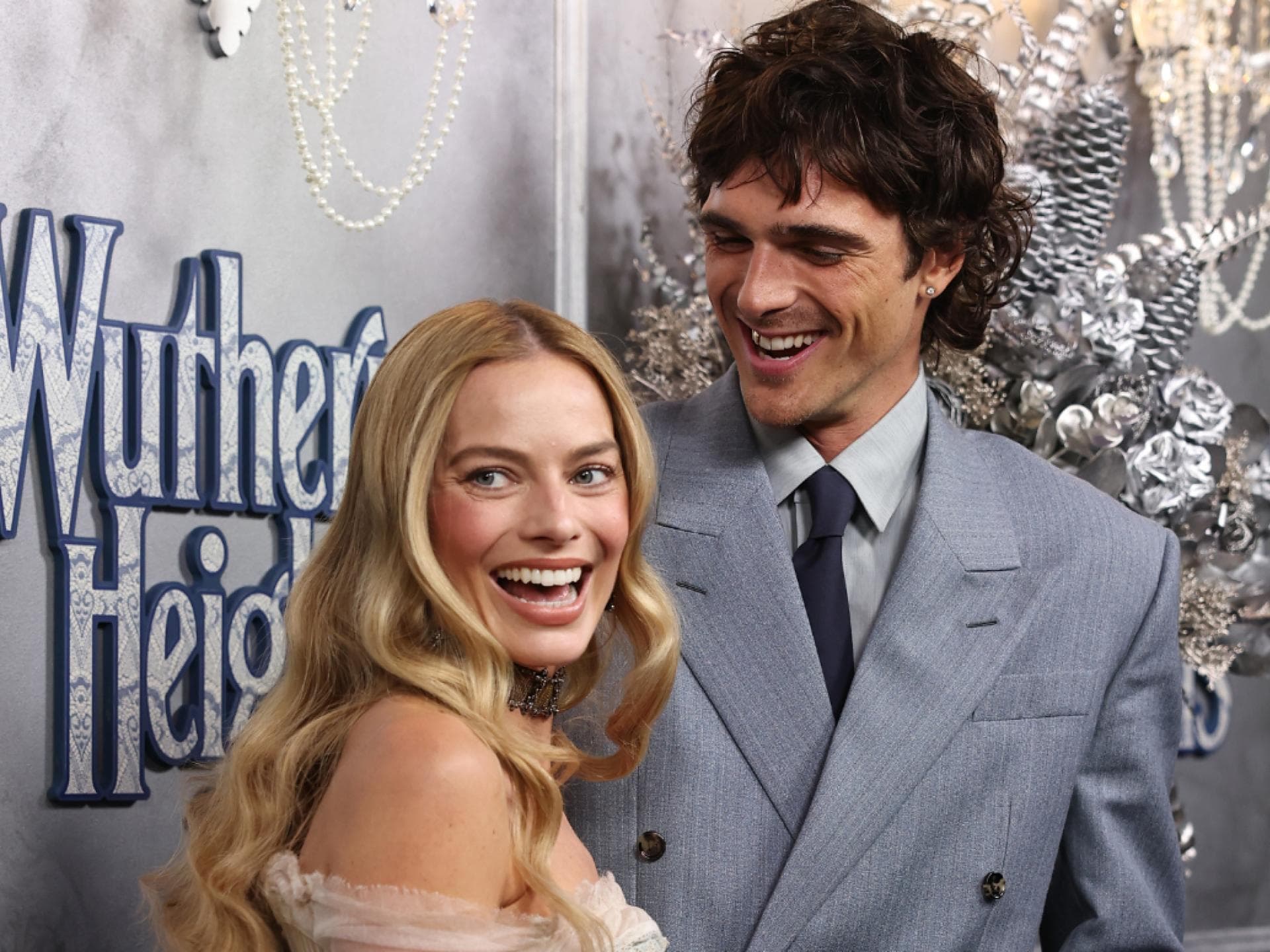 Jacob Elordi mit Margot Robbie auf rotem Teppich