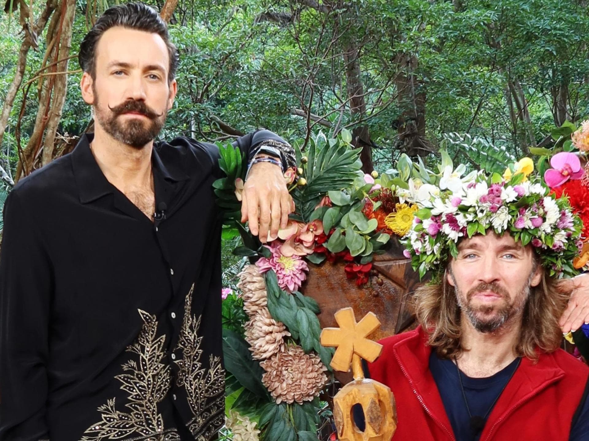 Jan Köppen ernst neben Dschungelkönig Gil Ofarim