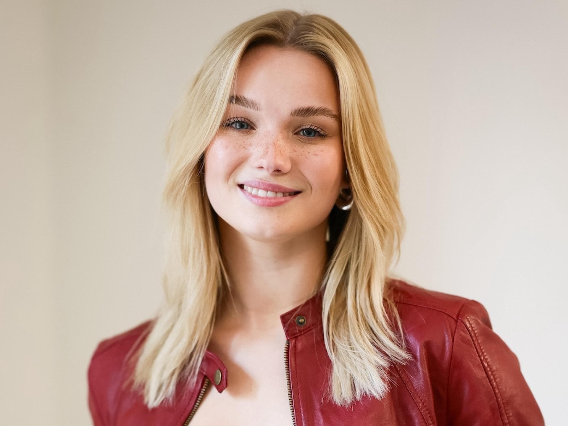 Julia Beautx lächelt