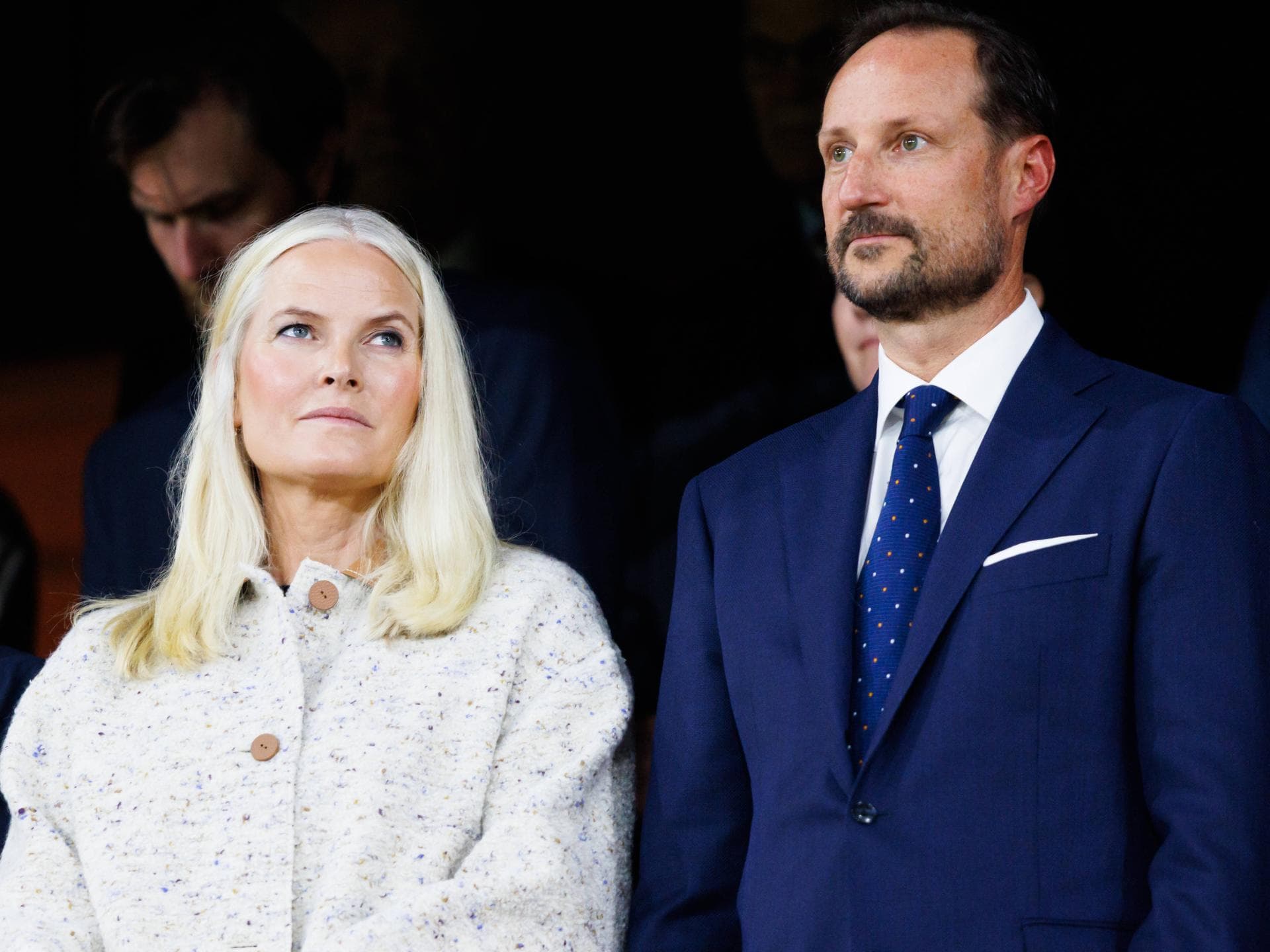 Prinzessin Mette-Marit und Prinz Haakon von Norwegen schauen ernst