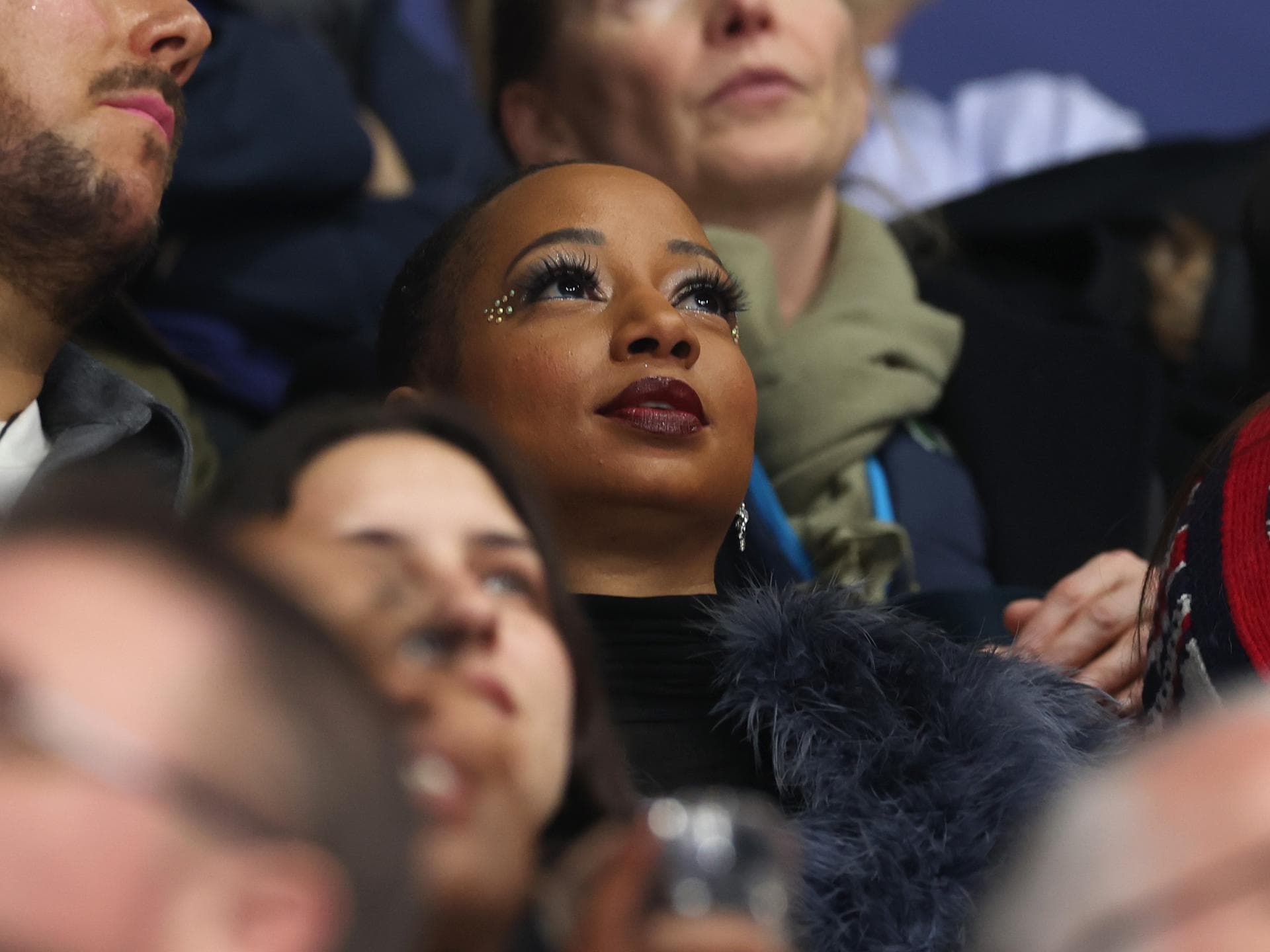 Monique Coleman schaut sich das Einkunst-Paarlaufen gespannt an