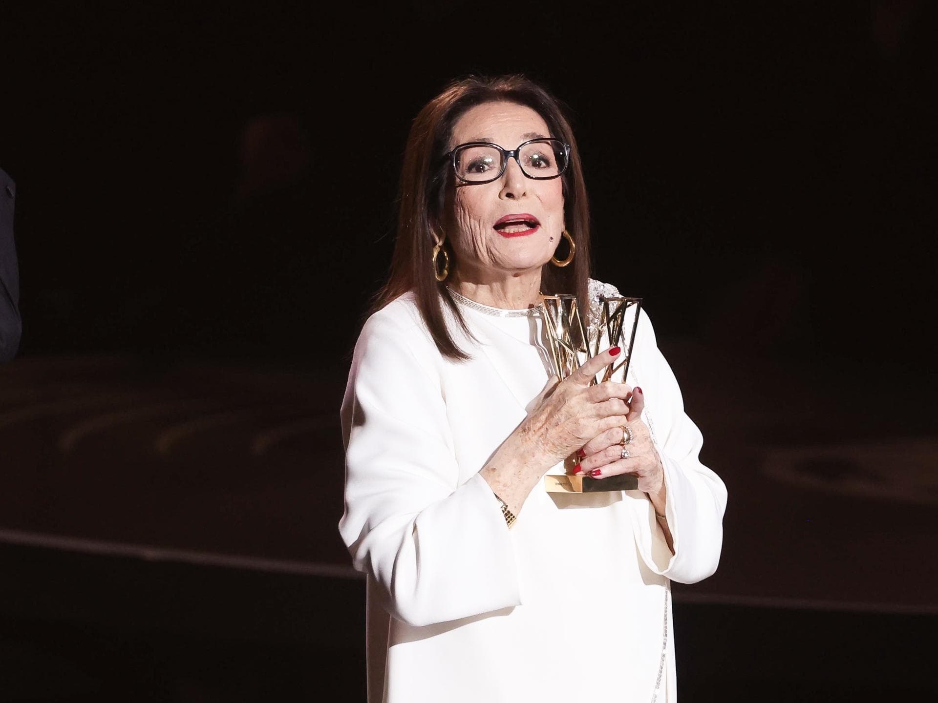 Nana Mouskouri mit Award in der Hand