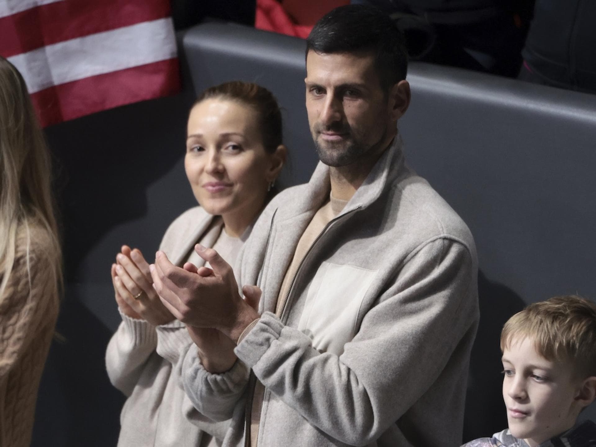 Novak Djokovic und seine Ehefrau Jelena wohnen dem Team-Eiskunstlauf-Wettbewerb bei