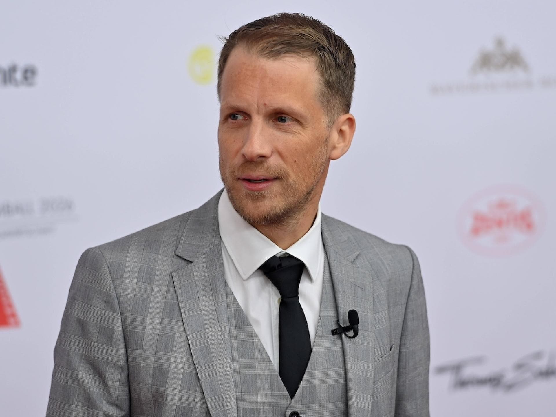 Oliver Pocher guckt zur Seite