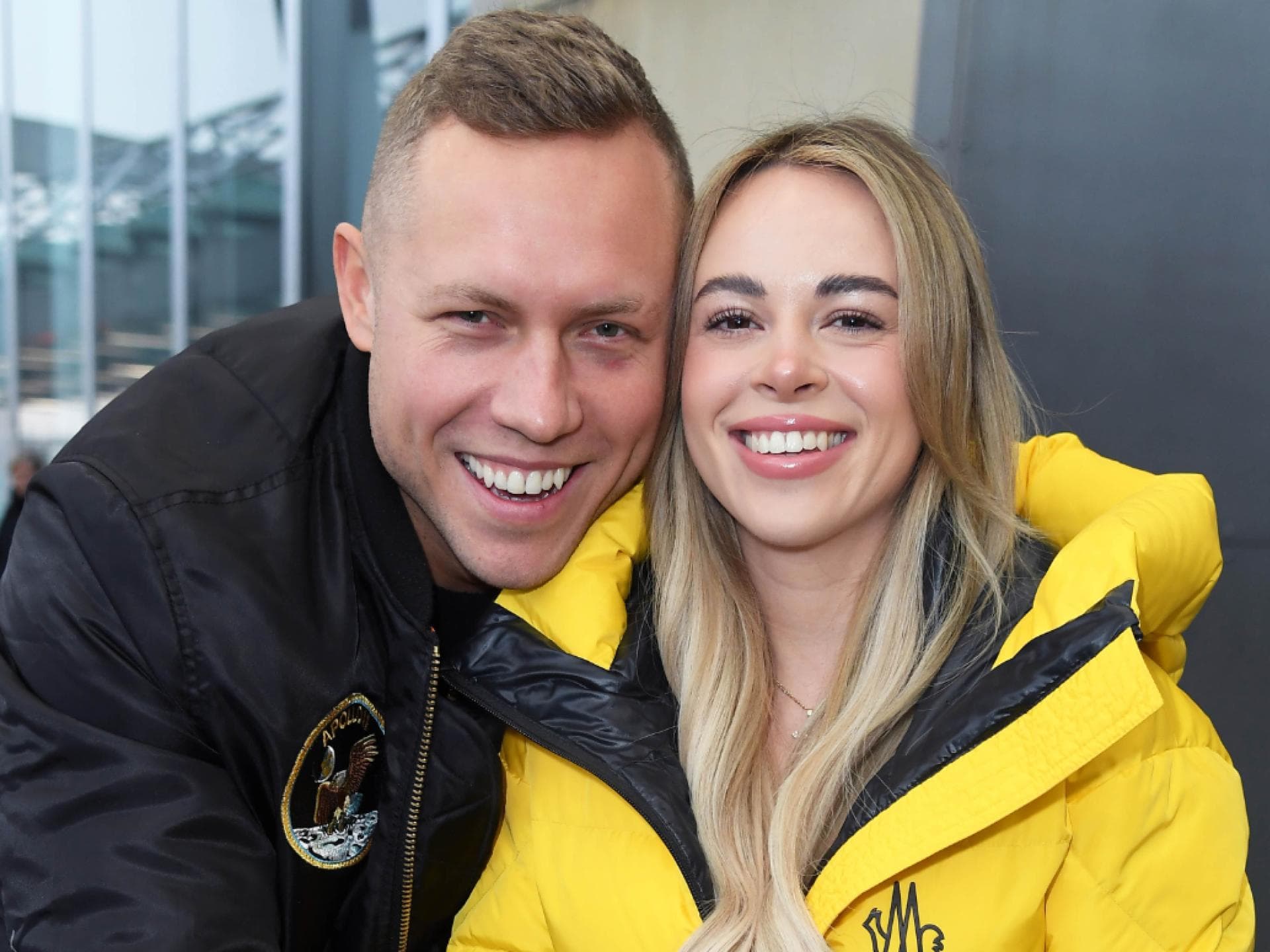 Patrick Romer mit Annelie vor Abflug