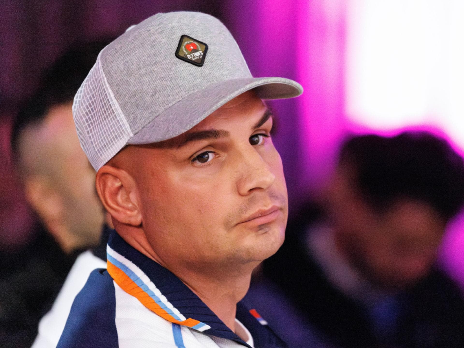 Pietro Lombardi schaut traurig zur Seite