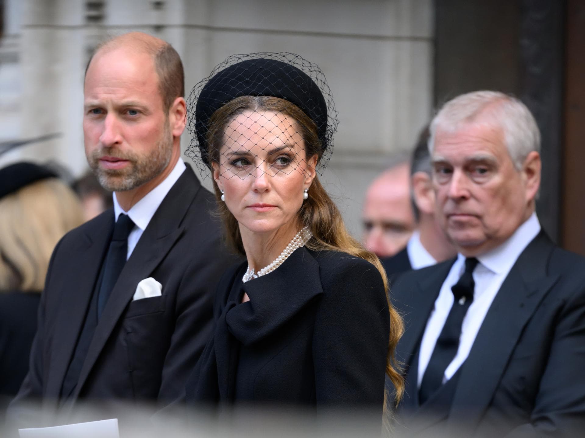 Prinz William, Prinzessin Kate und dahinter Prinz Andrew im September 2025