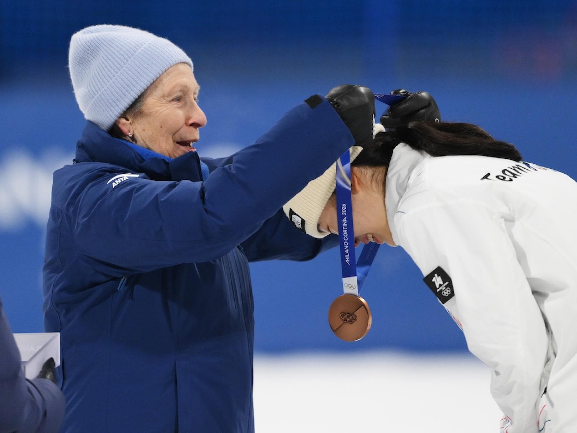Prinzessin Anne übergibt Bronzemedaille an Seungeun Yu im Frauen-Snowboard-Wettbewerb