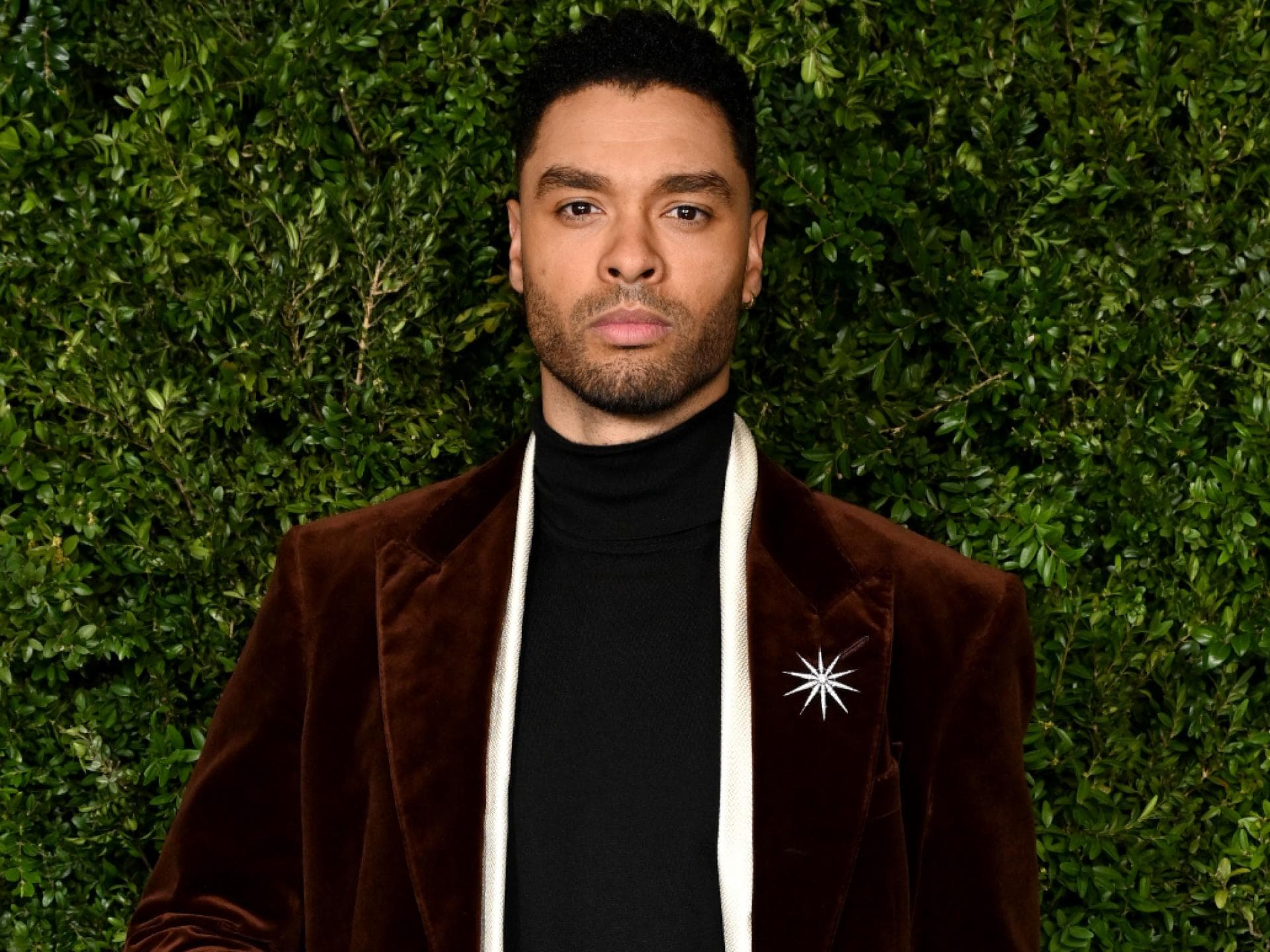 Regé-Jean Page für grünen Büschen