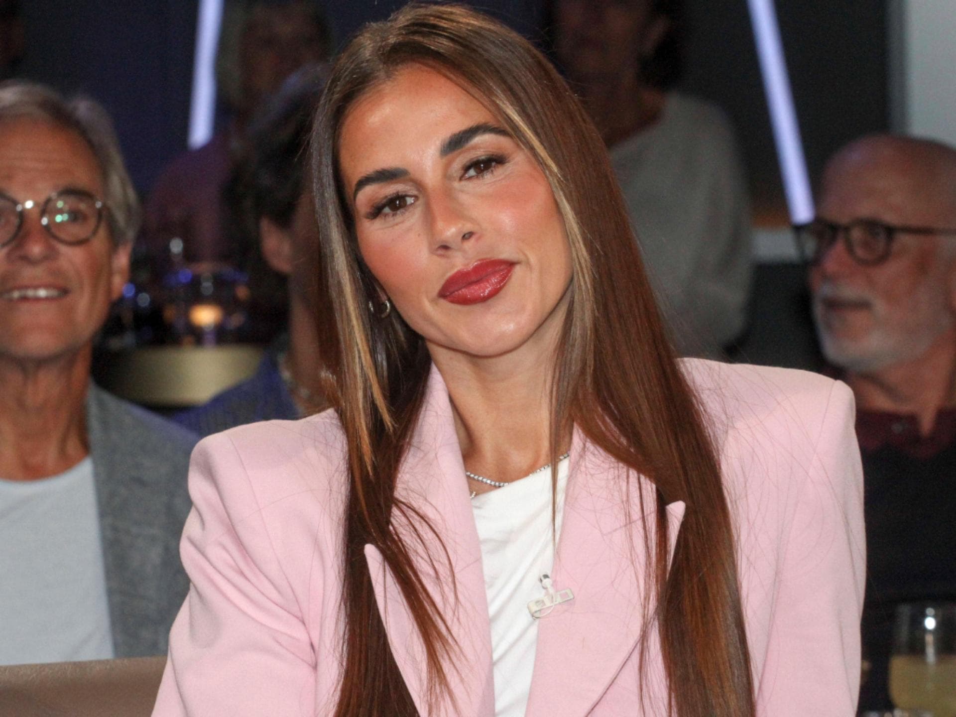 Sarah Engels schaut ernst