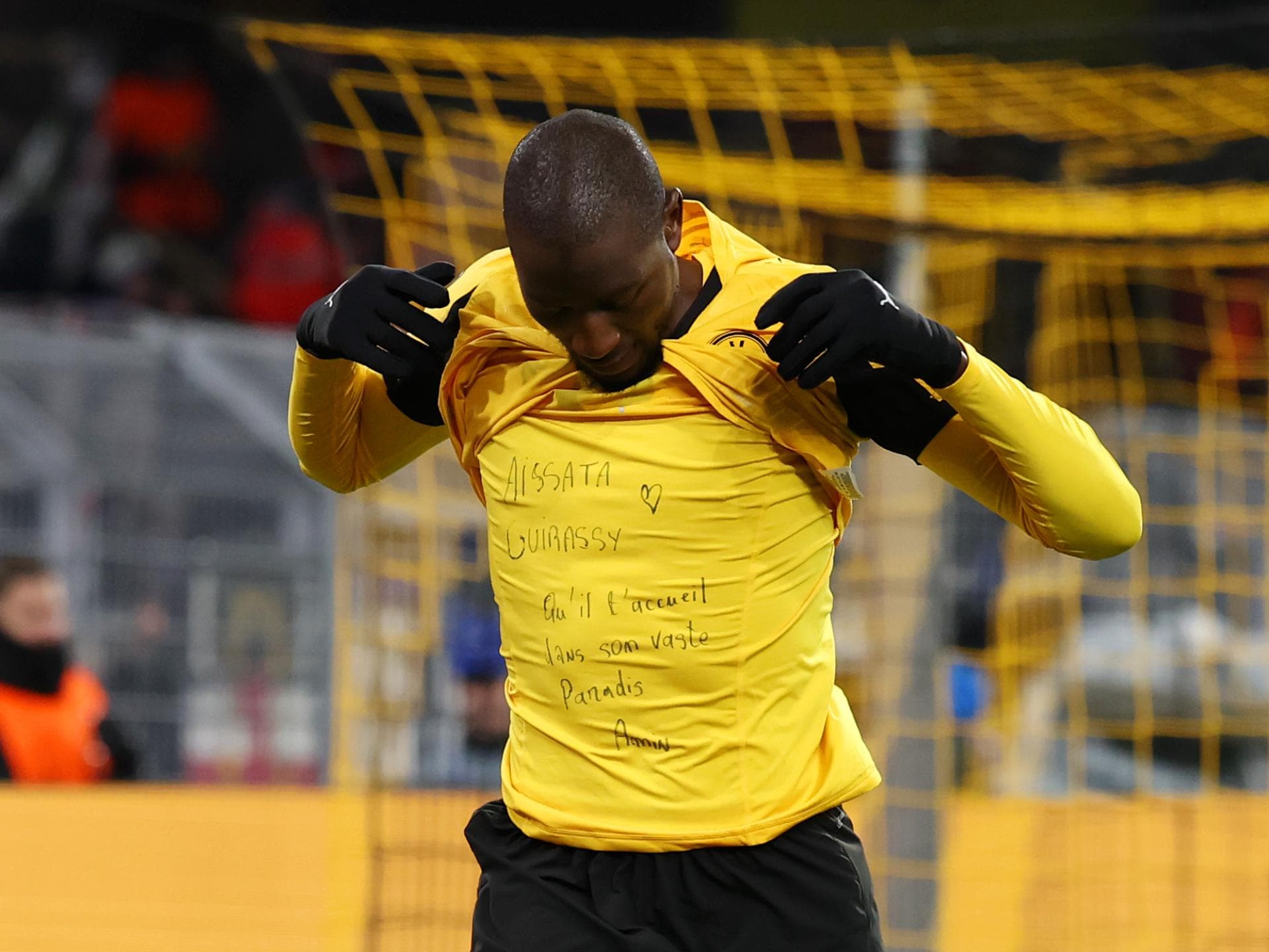 Guirassy trägt Nachricht auf Trikot