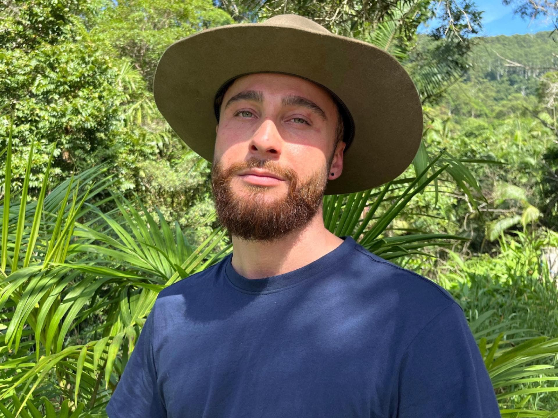 Umut Tekin ernst im Urwald