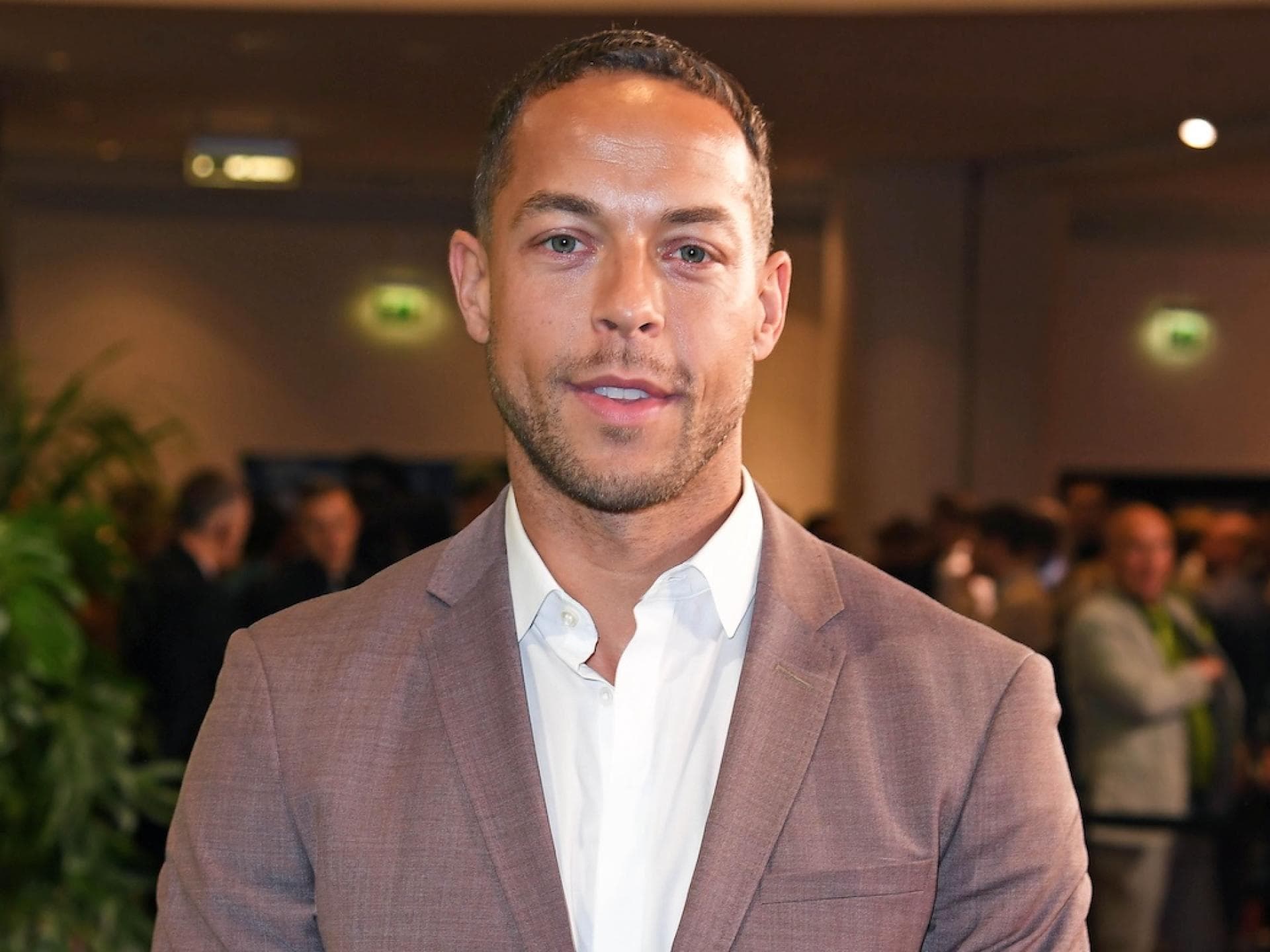 Andrej Mangold lächelt leicht