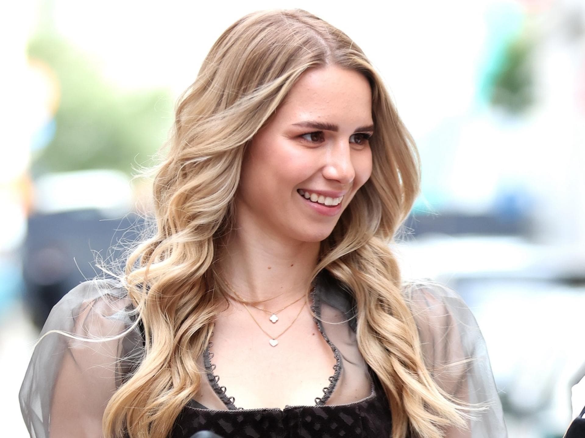 Anika Neuer lächelt