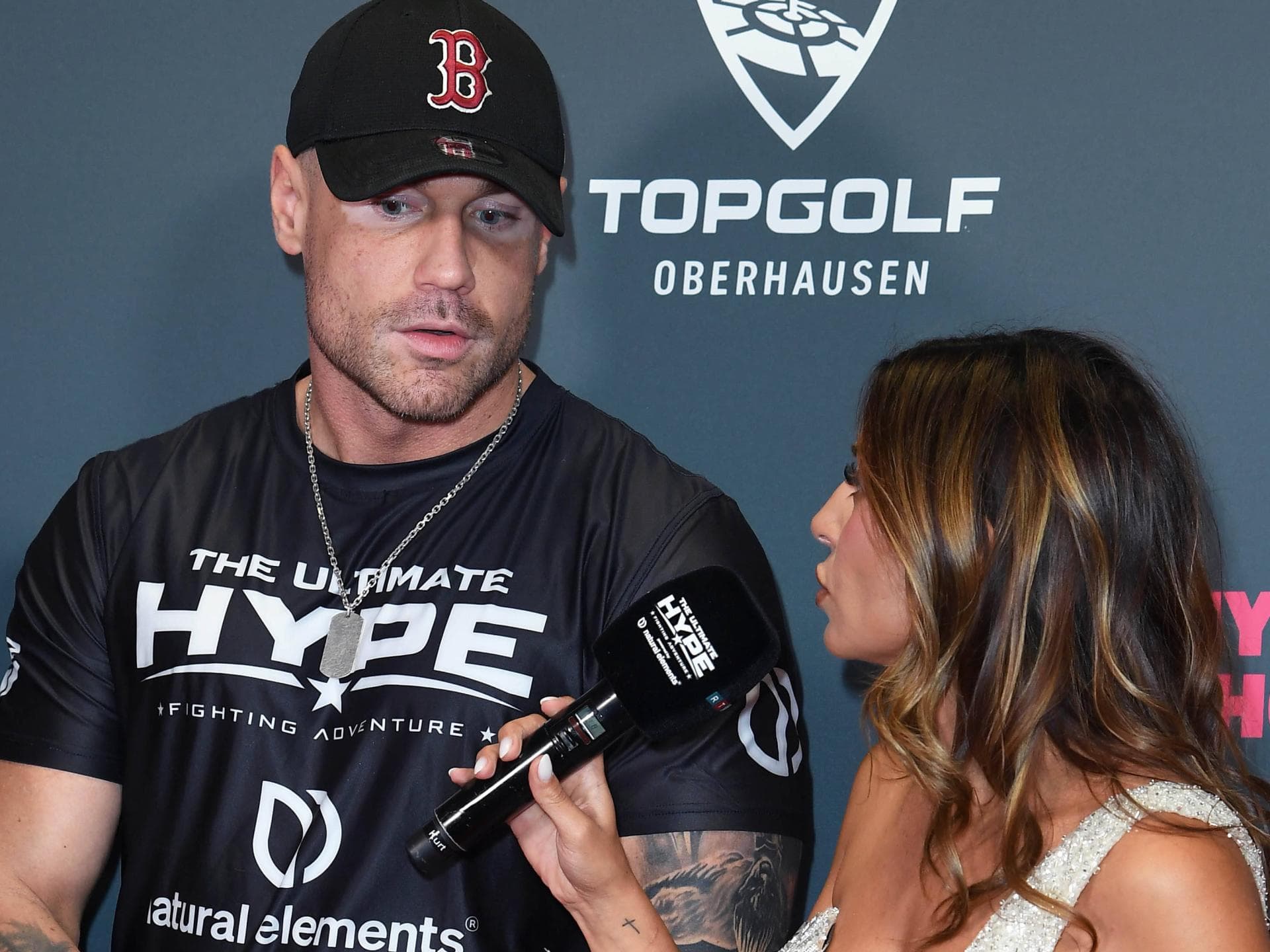 Chris Broy wird von Ex Eva Benetatou interviewt