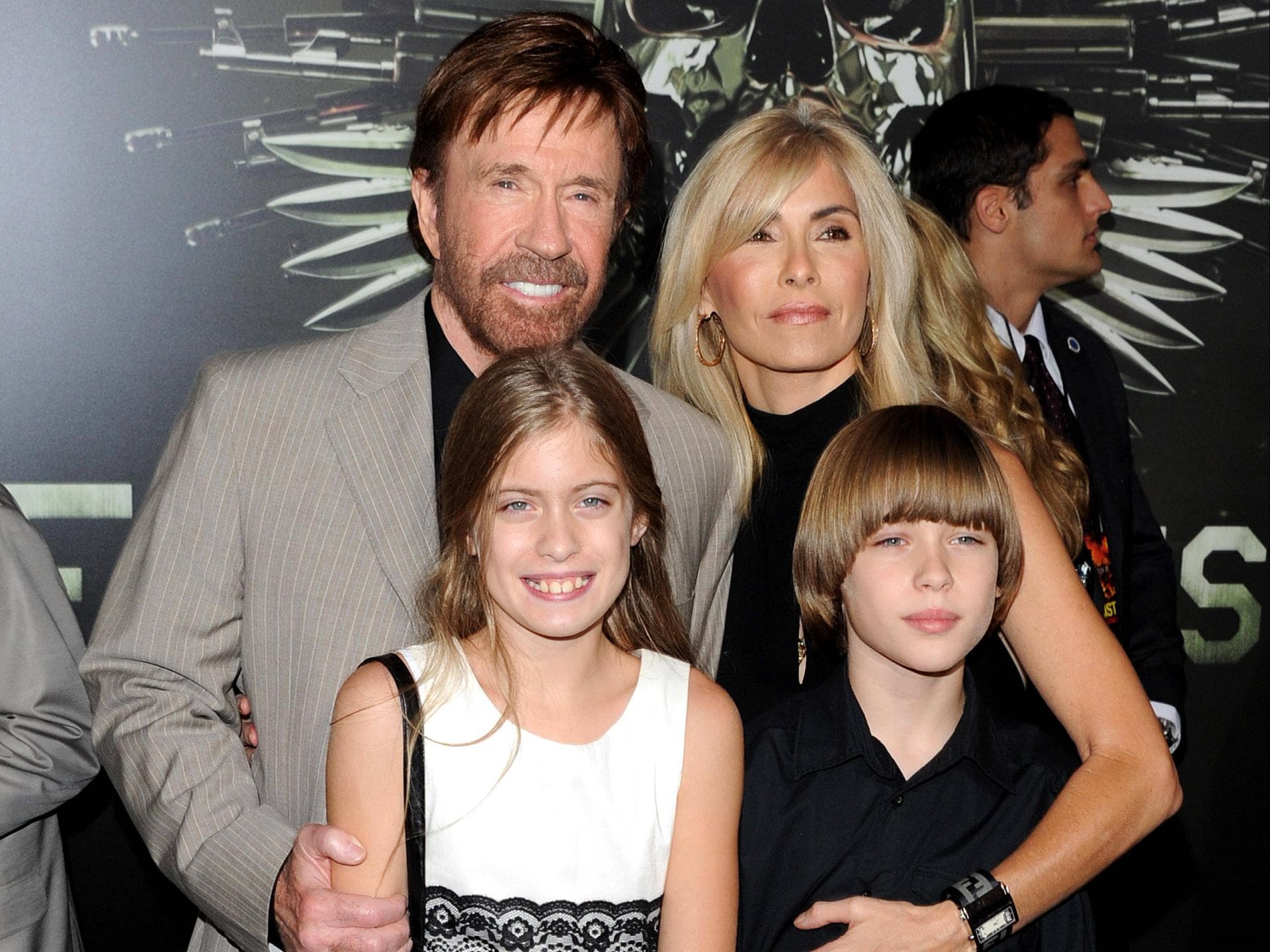 Chuck Norris mit seiner Ehefrau Gena und seinen beiden Kindern bei der "The Expendables"-Premiere