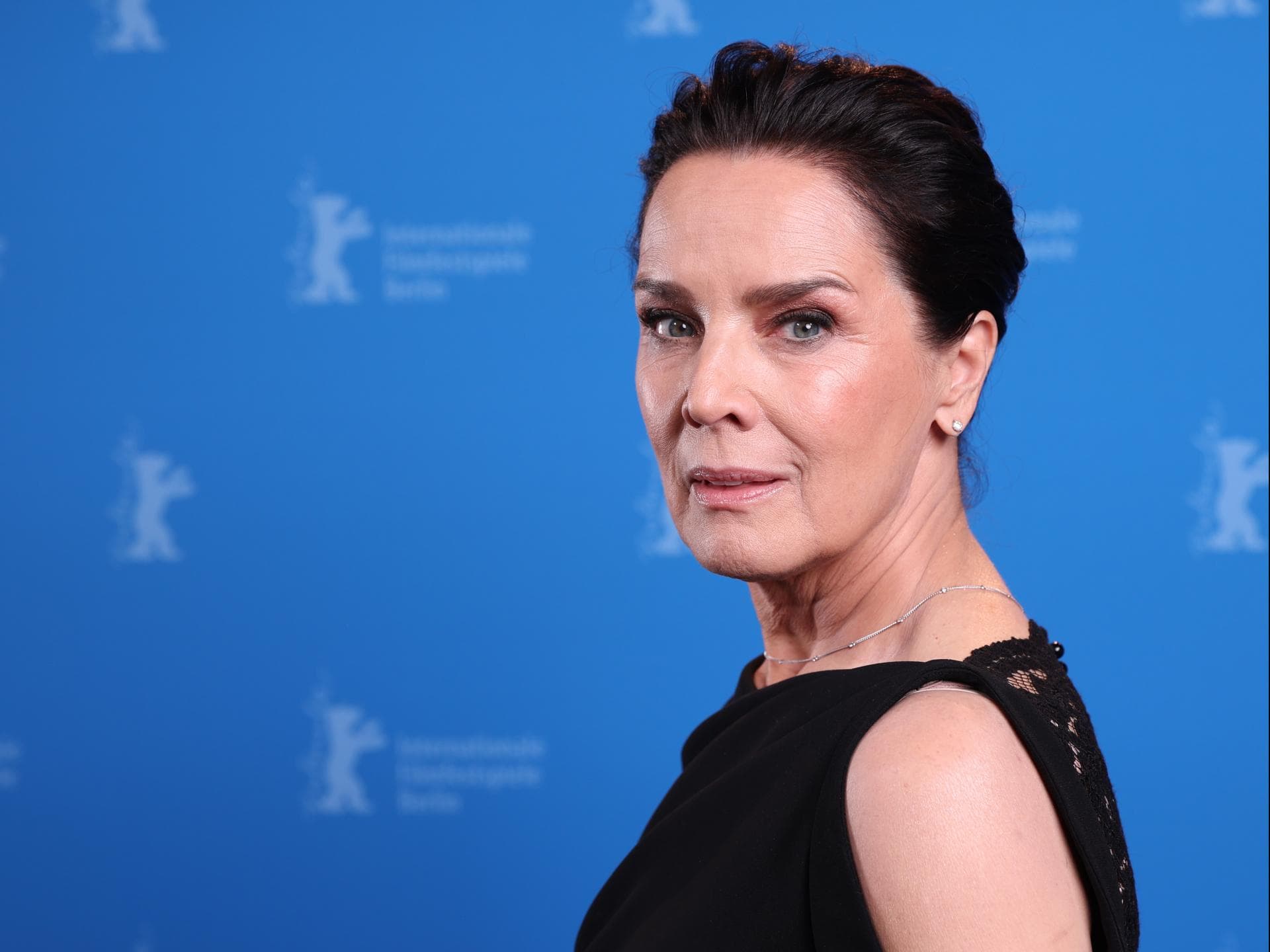 Désirée Nosbusch, blauer Hintergrund