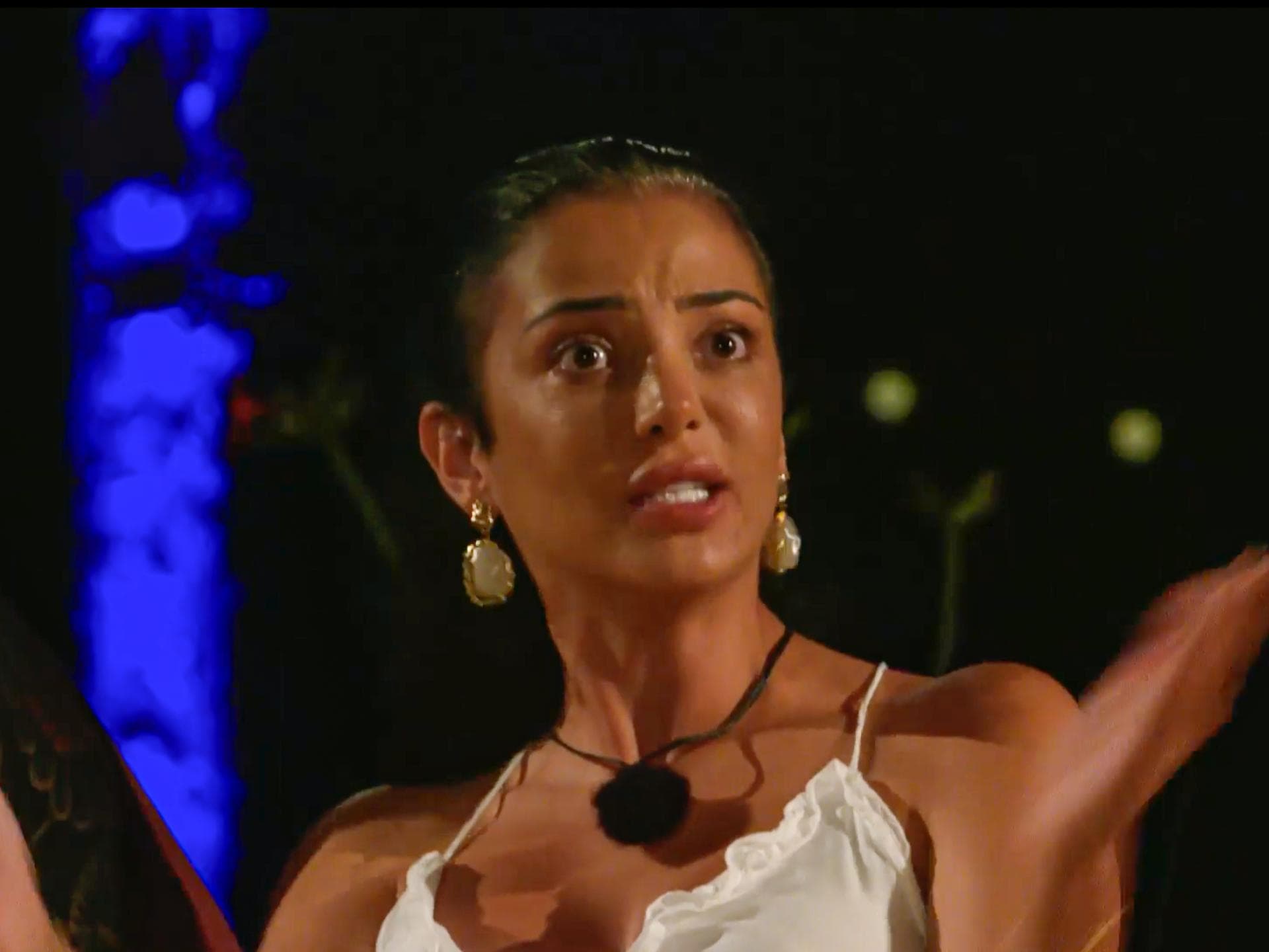 Dilara Kruse guckt bei "Promis unter Palmen" wütend