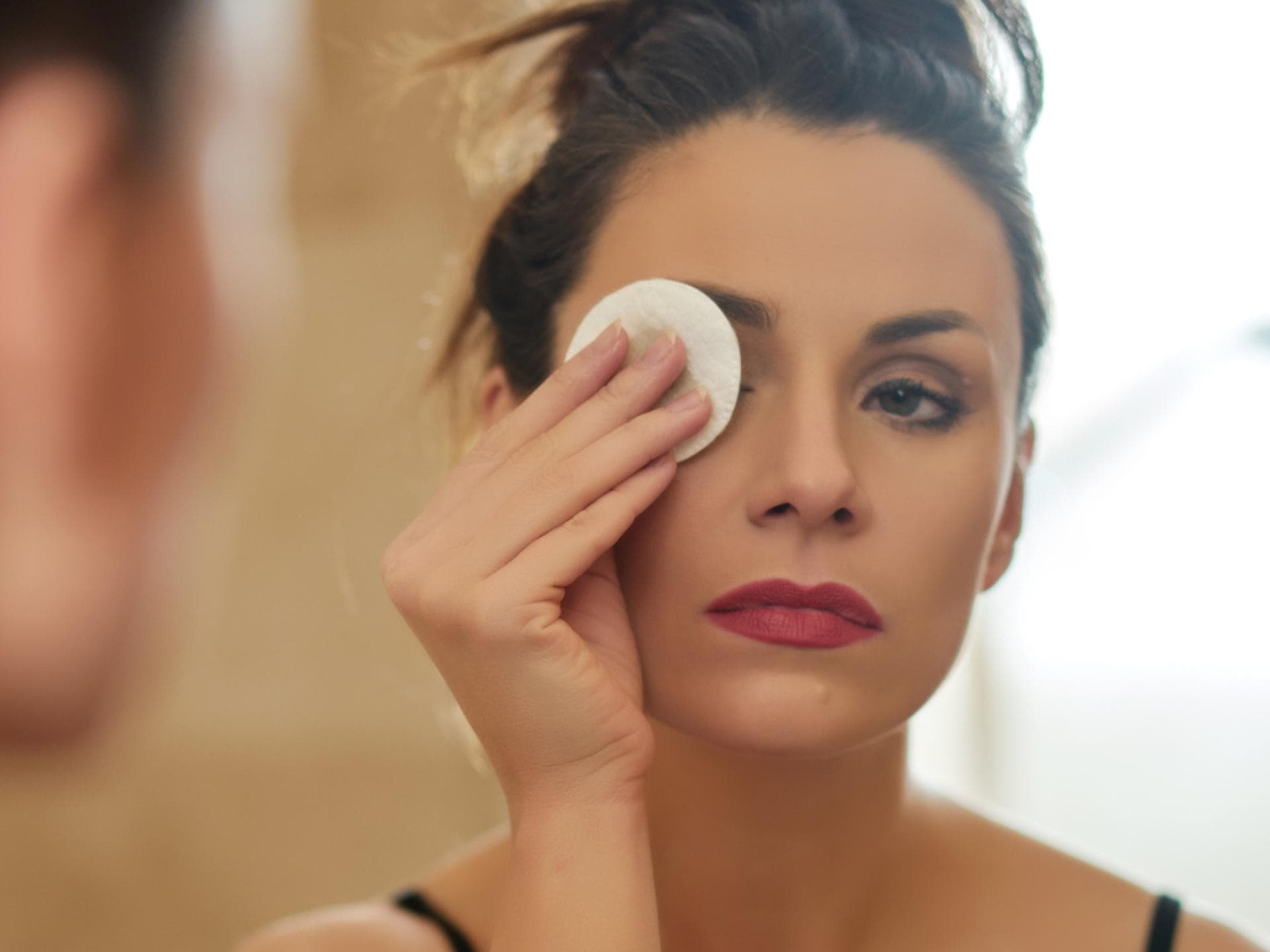 Frau entfernt Mascara