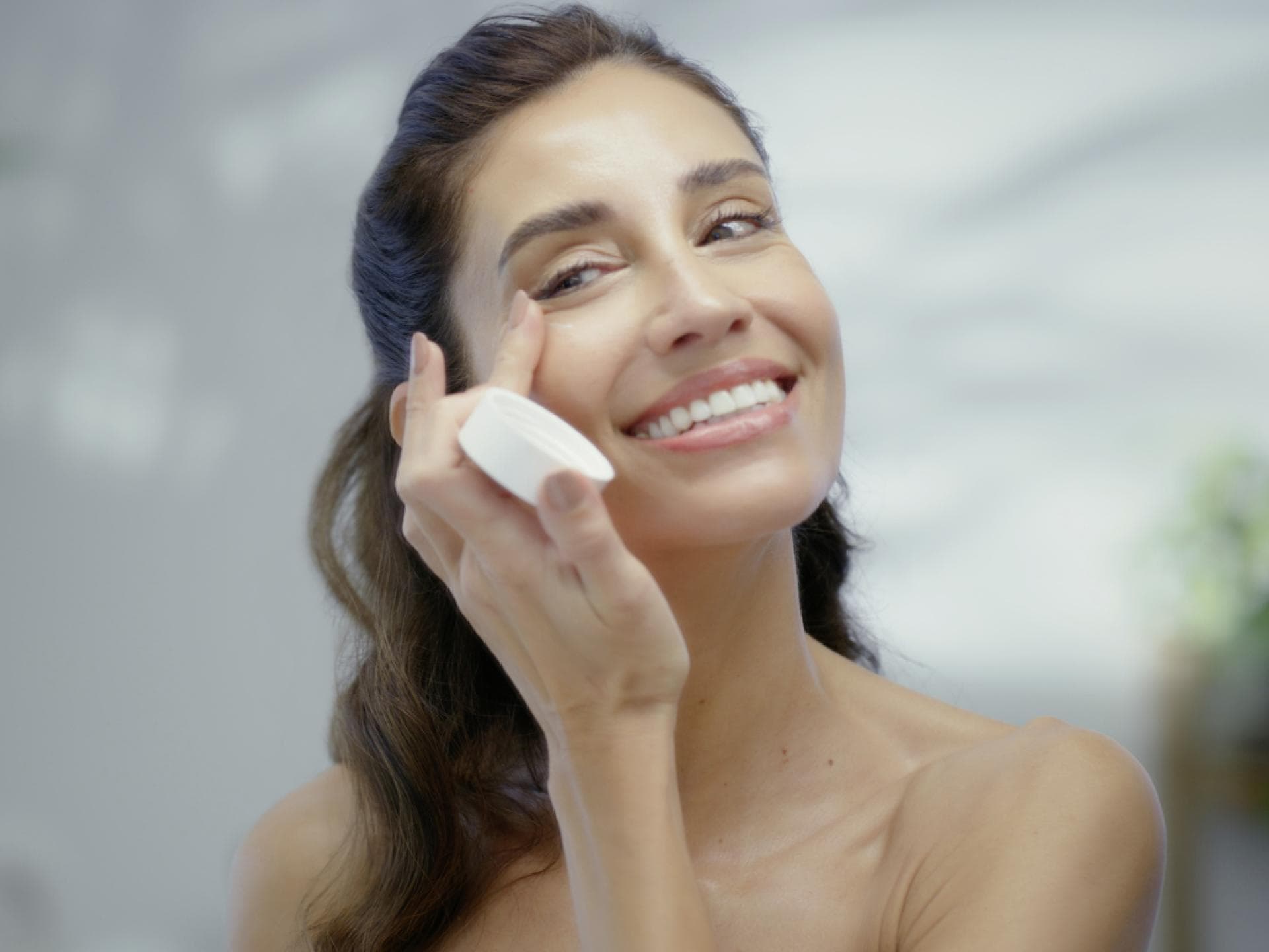 Augencreme gegen Augenringe und Schwellungen