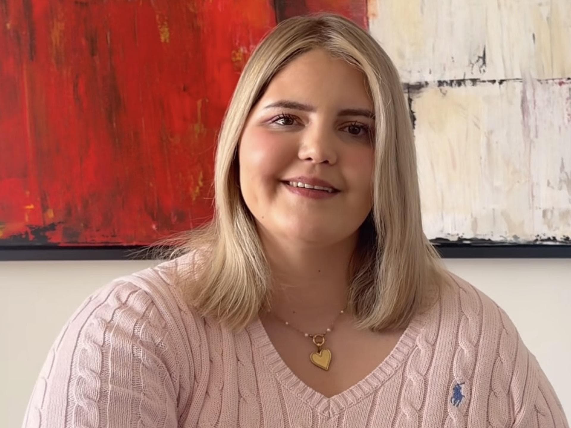 Ina im Rosa Pullover