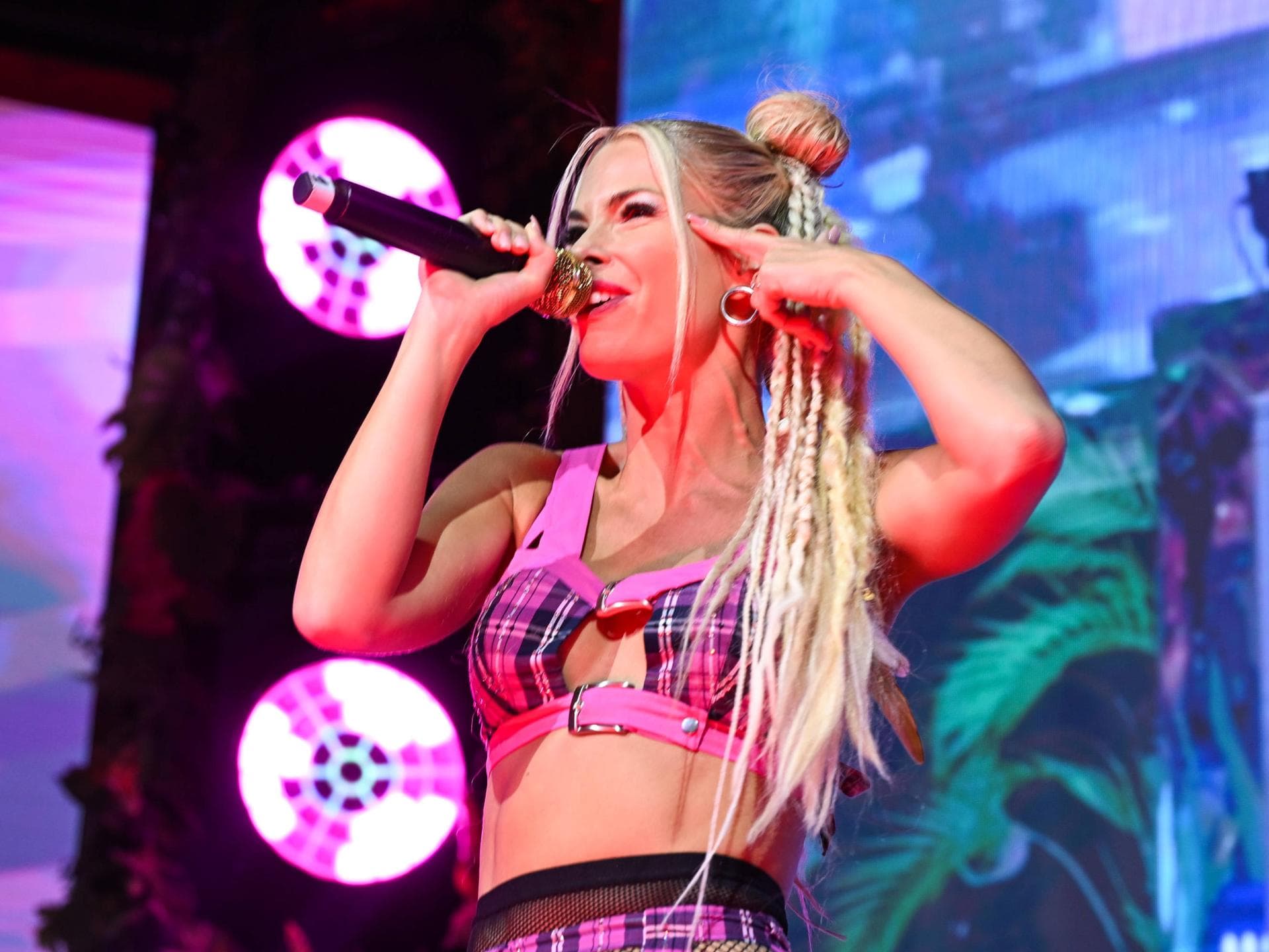 Isi Glück verformt 2025 im Megapark auf Mallorca am Ballermann