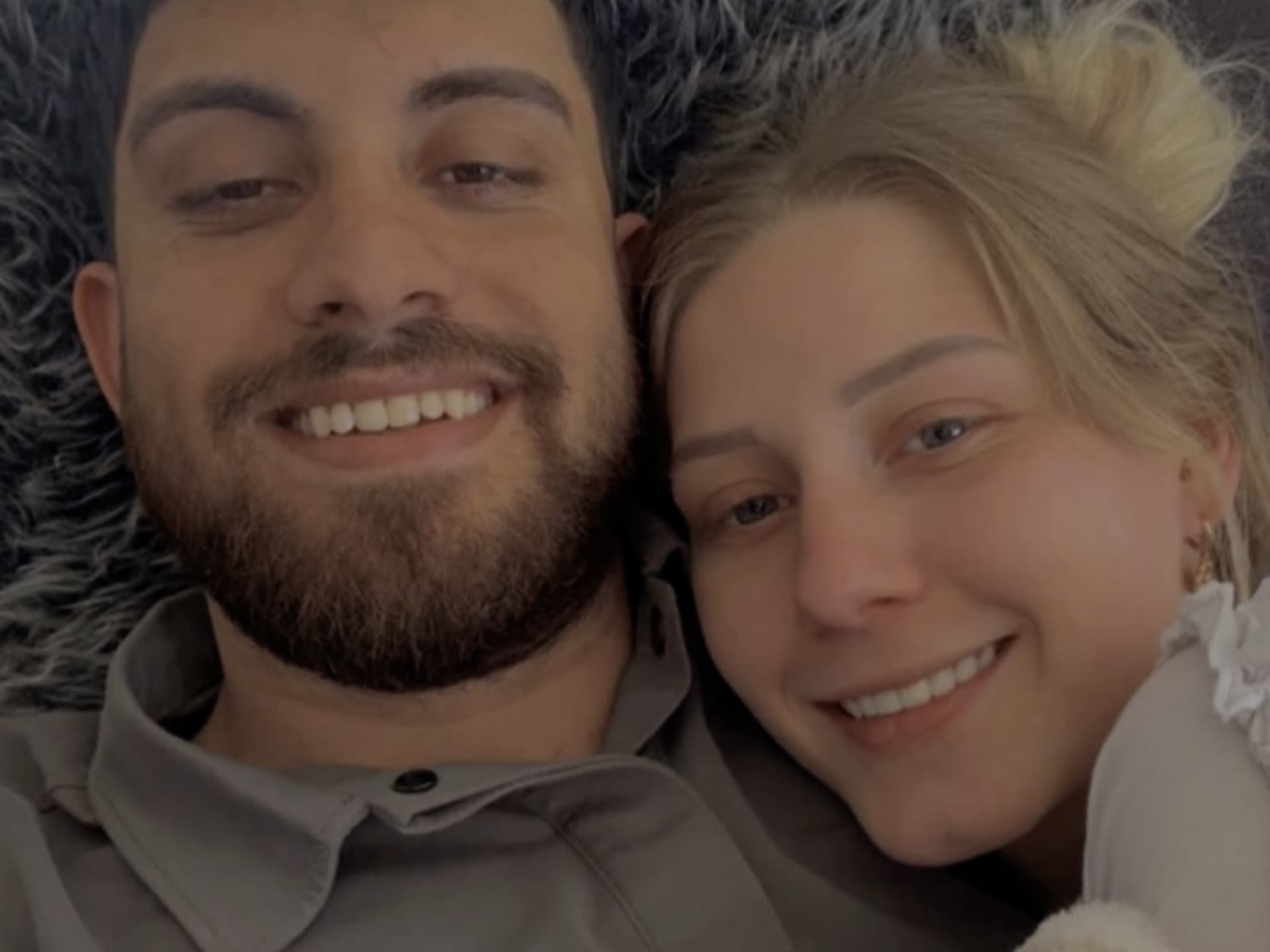 Loredana Wollny und Ehemann Servet machen ein Selfie und lächeln 