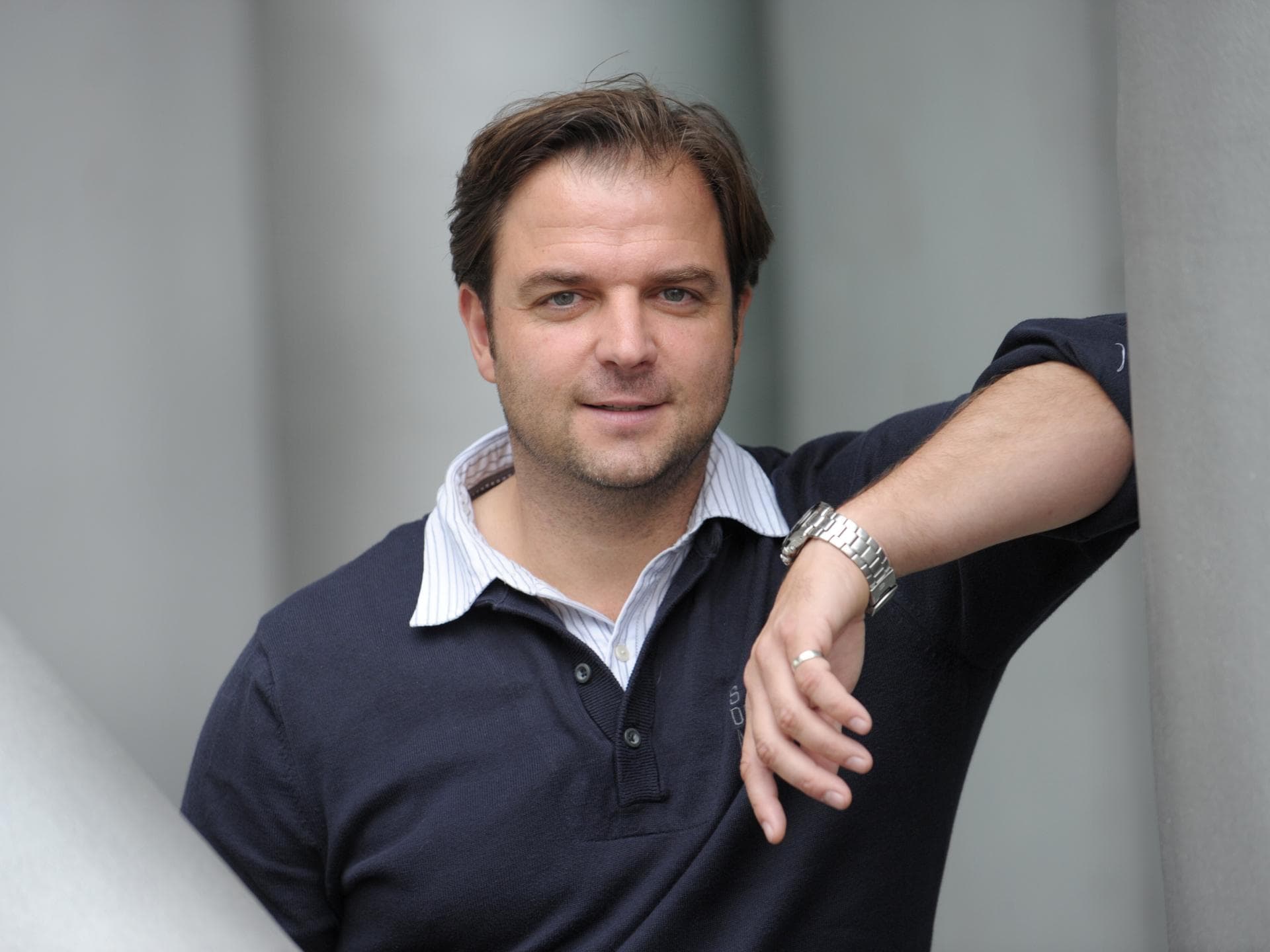 Martin Rütter lehnt an Wand