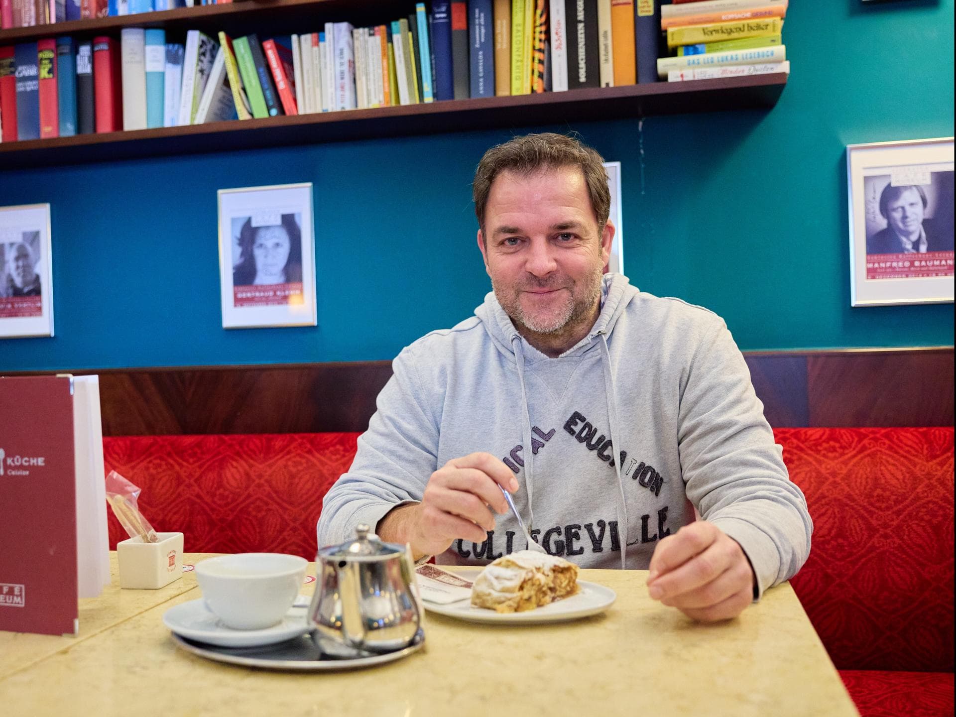 Martin Rütter mit Apfelstrudel