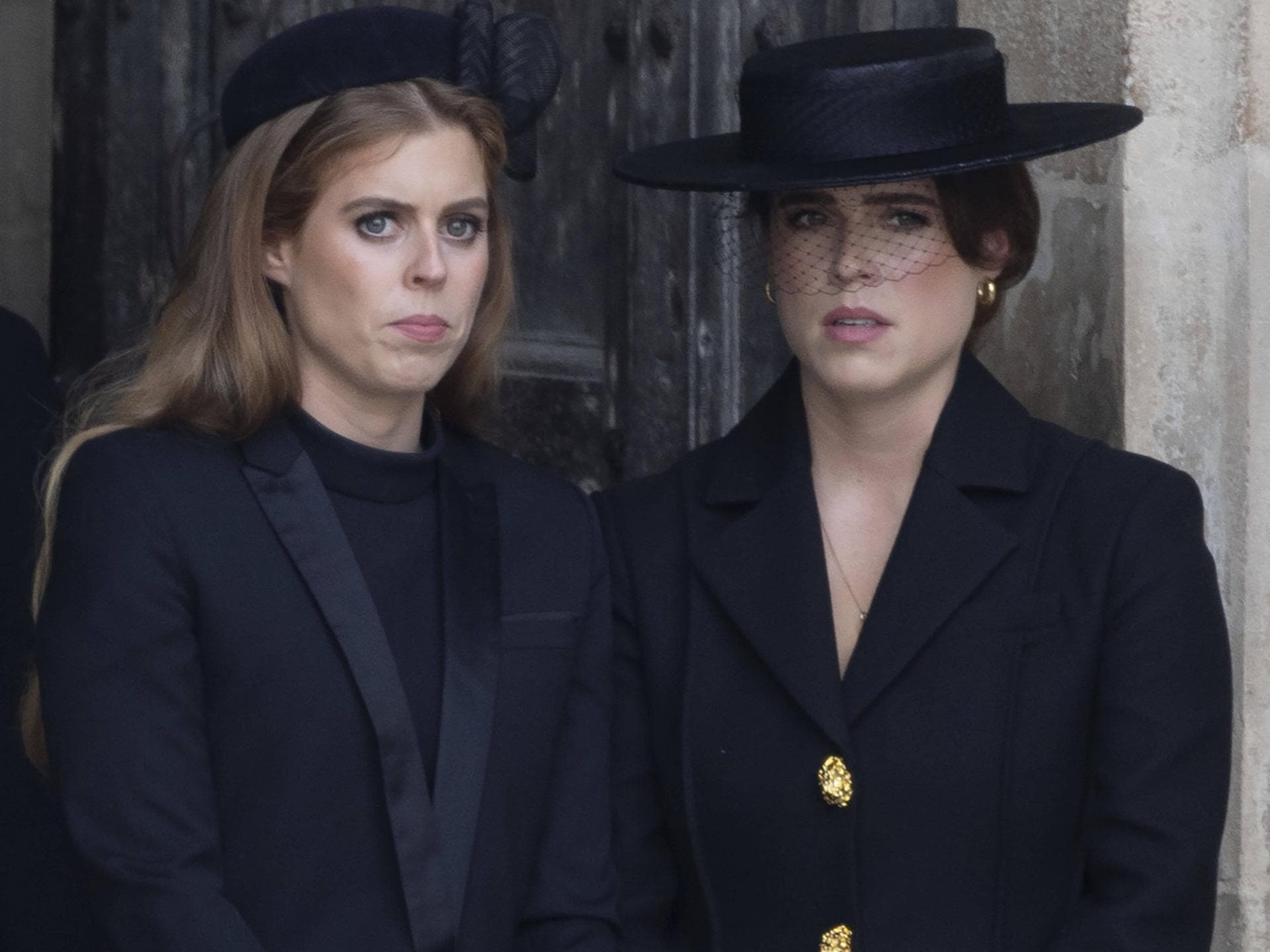 Prinzessin Eugenie und Prinzessin Beatrice schauen traurig und ernst