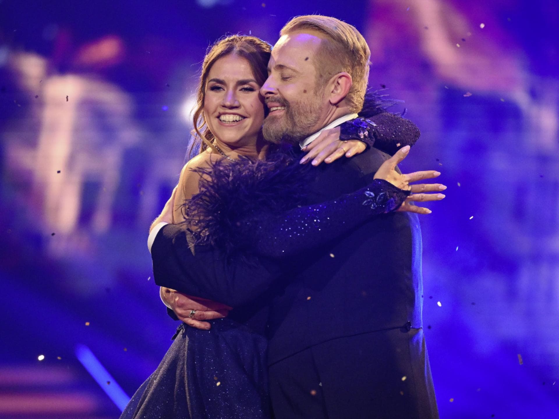 ross antony und mariia maksin tanzen einen langsamen walzer