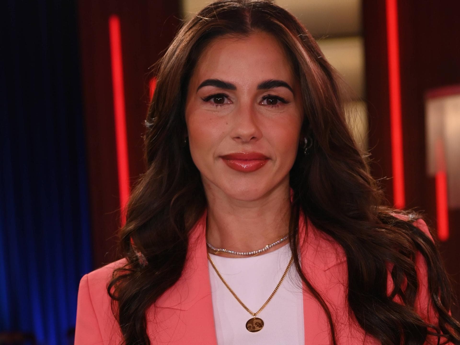 Sarah Engels schaut ernst