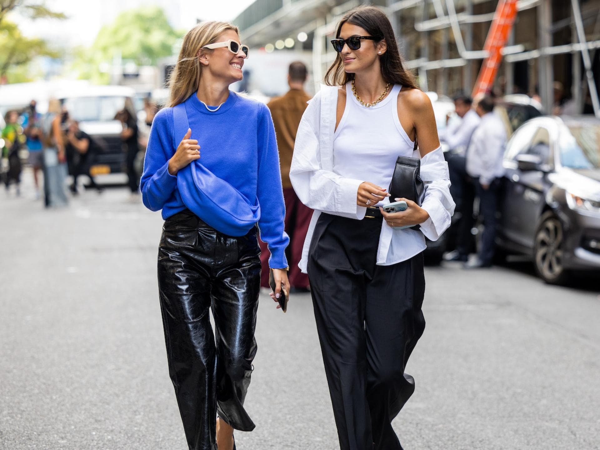 Zwei Frauen in stylischen Streetstyle-Looks