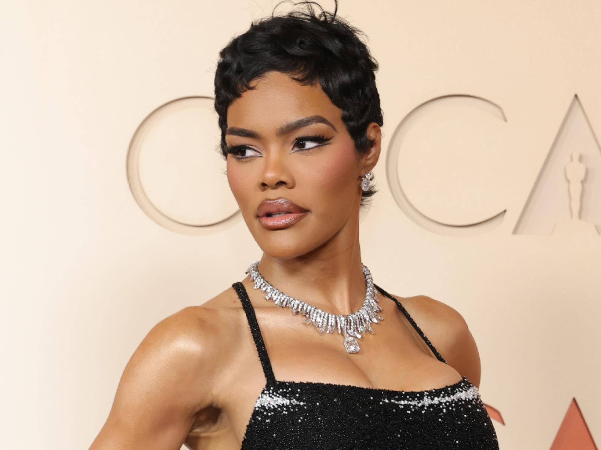 Tayana Taylor schaut zur Seite bei den Oscars