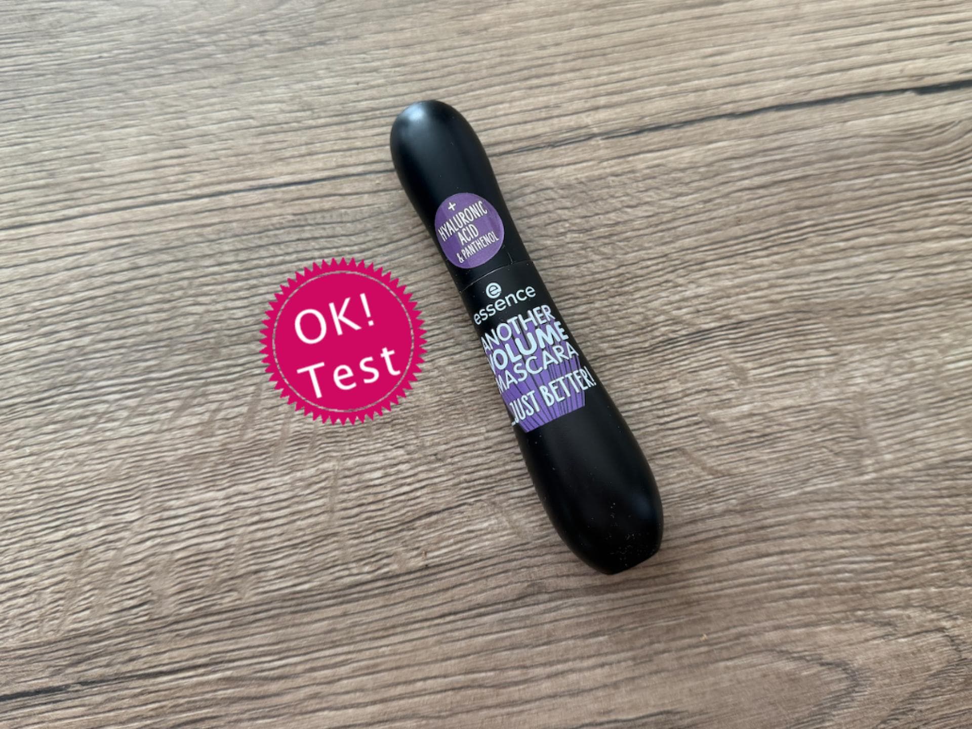 Another Volume Mascara auf Holz