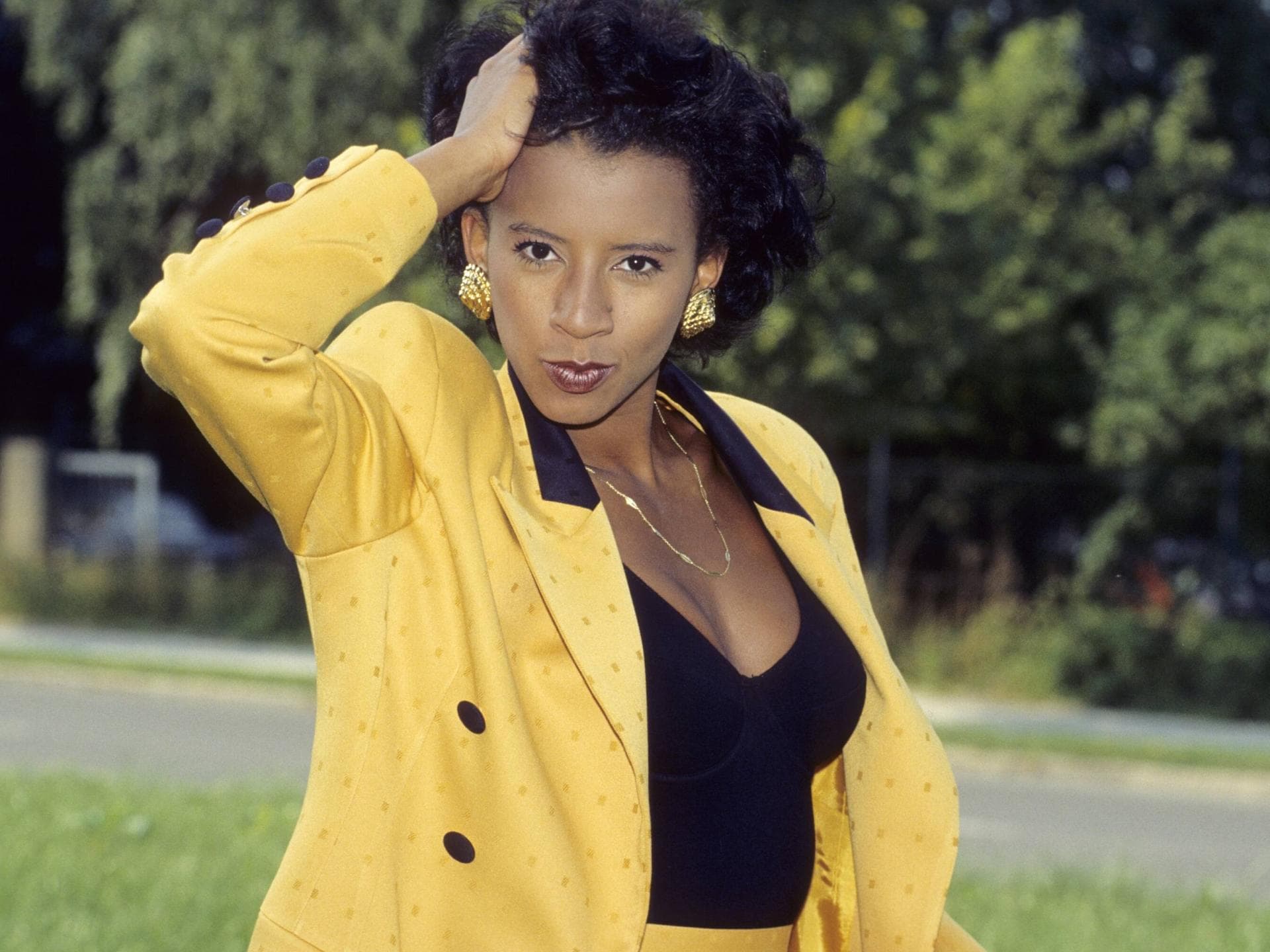 Arabella Kiesbauer mit großen Ohrringen