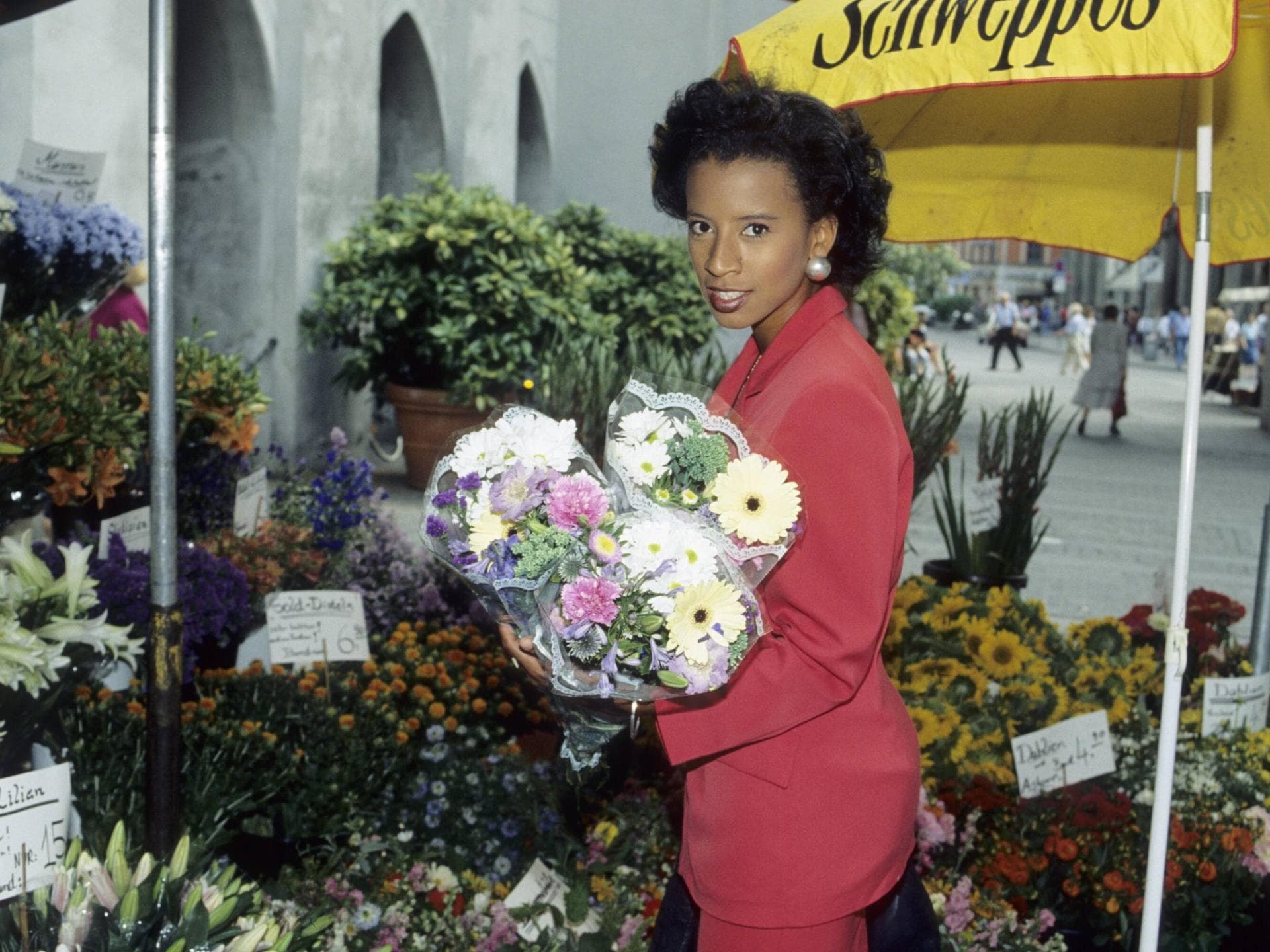 Arabella Kiesbauer mit Blumen