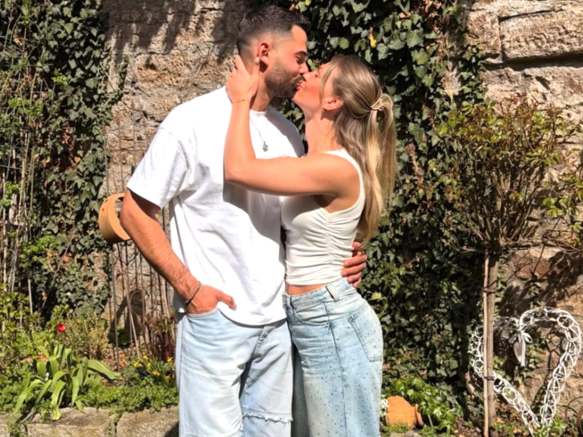 Bastian und Kerrin küssen sich