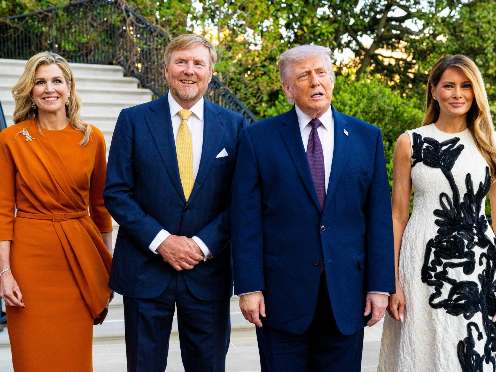 Königin Máxima und König Willem-Alexander gemeinsam mit Donald und Melania Trump vor dem Weißen Haus.
