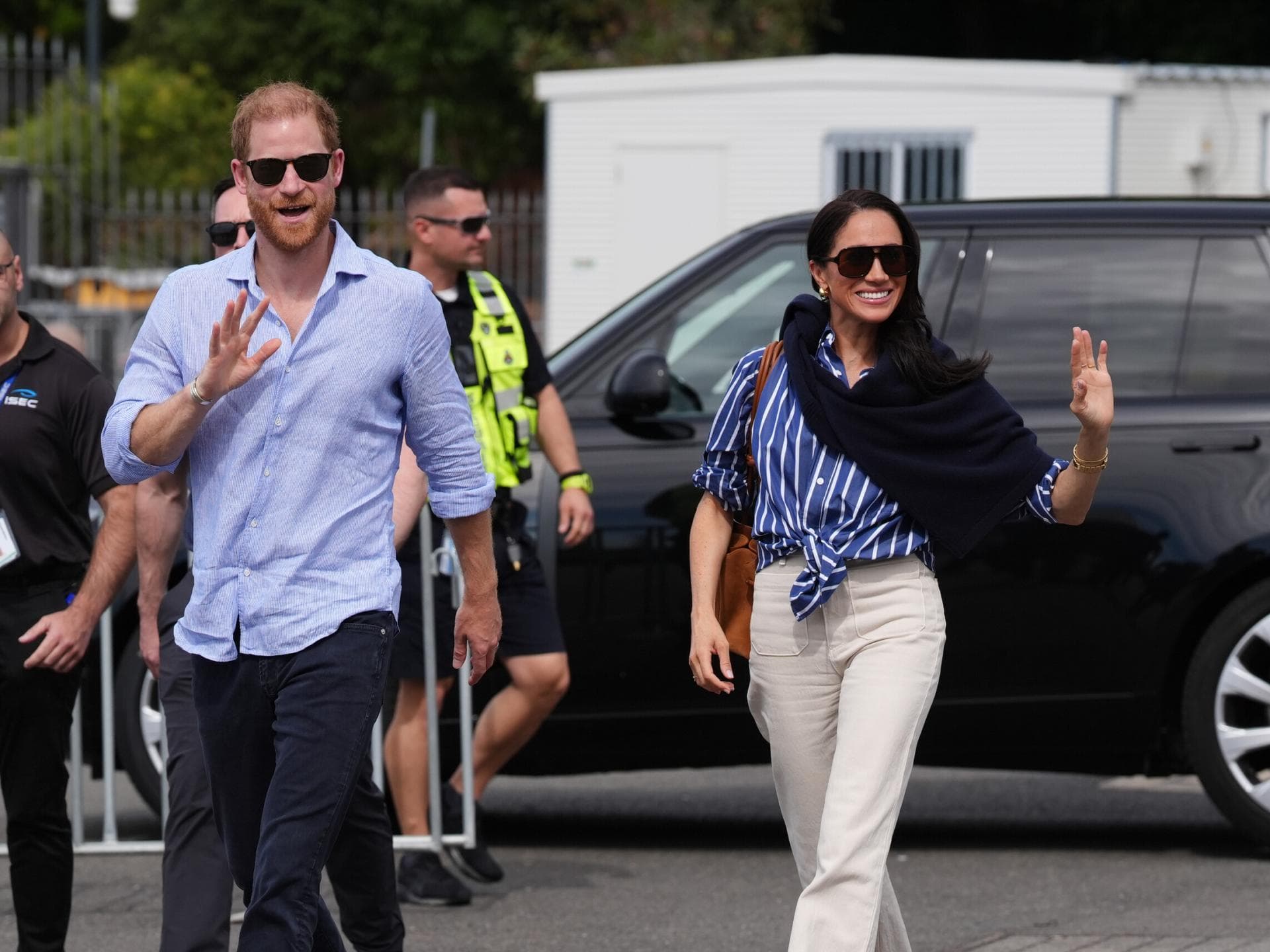Harry und Meghan in Australien winken