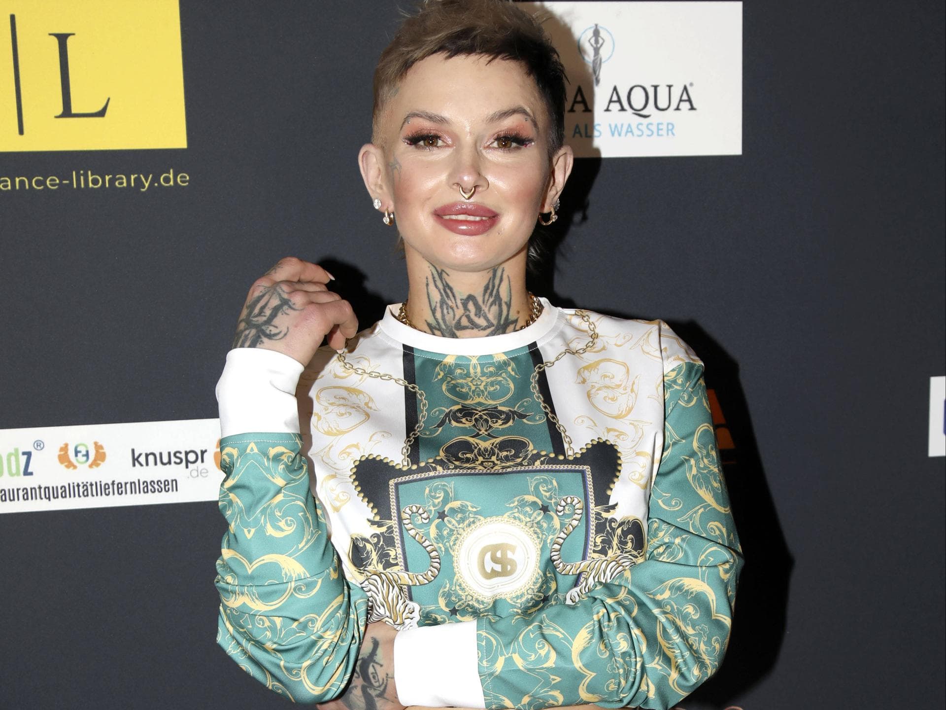 Edith Stehfest lächelt in einem gemusterten Pullover auf einem Event