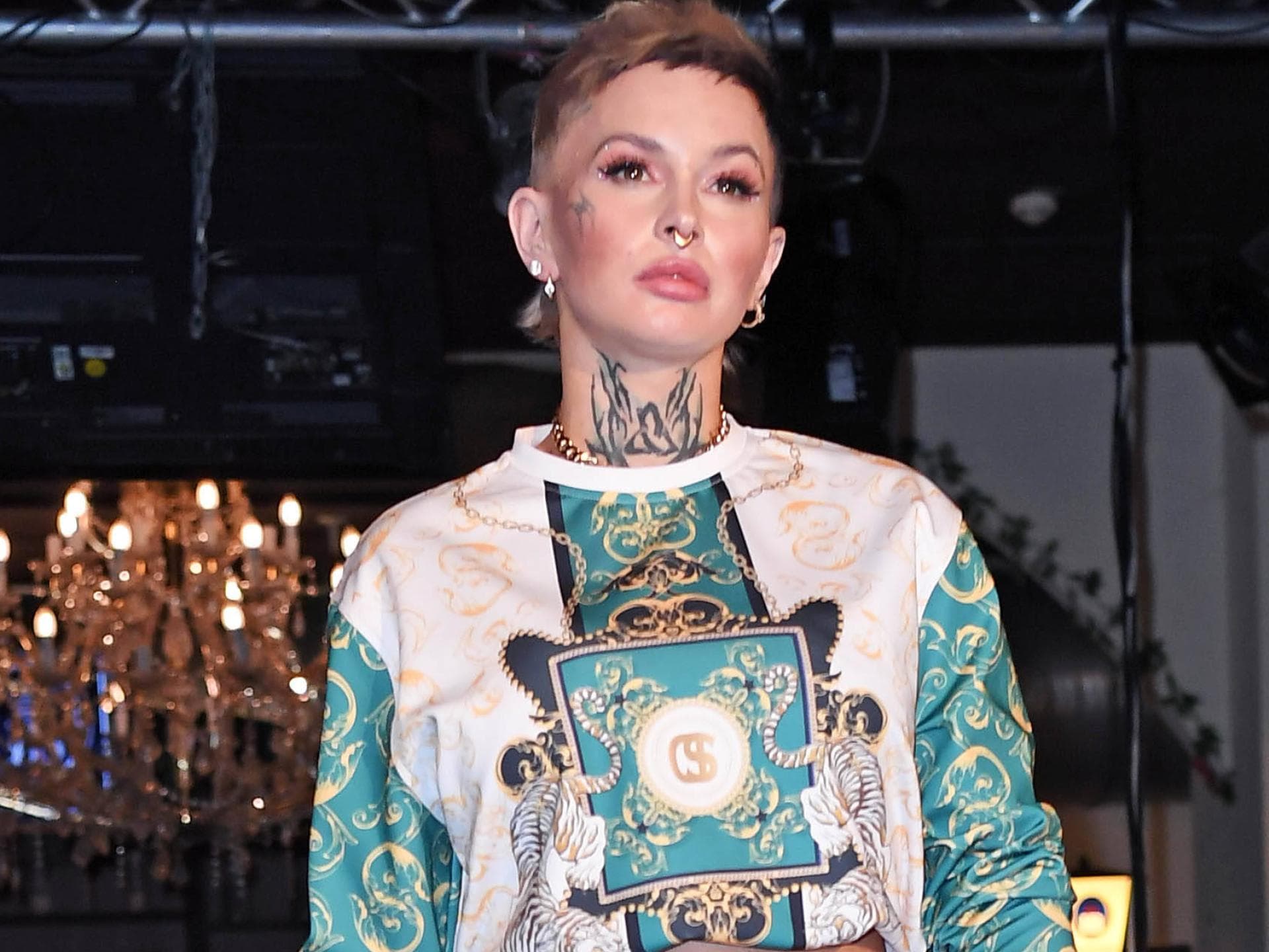 Edith Stehfest schaut traurig und ernst