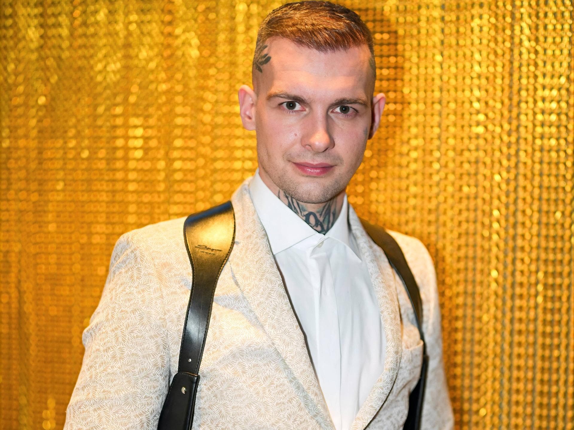 Eric Stehfest schaut auf einem Event ernst