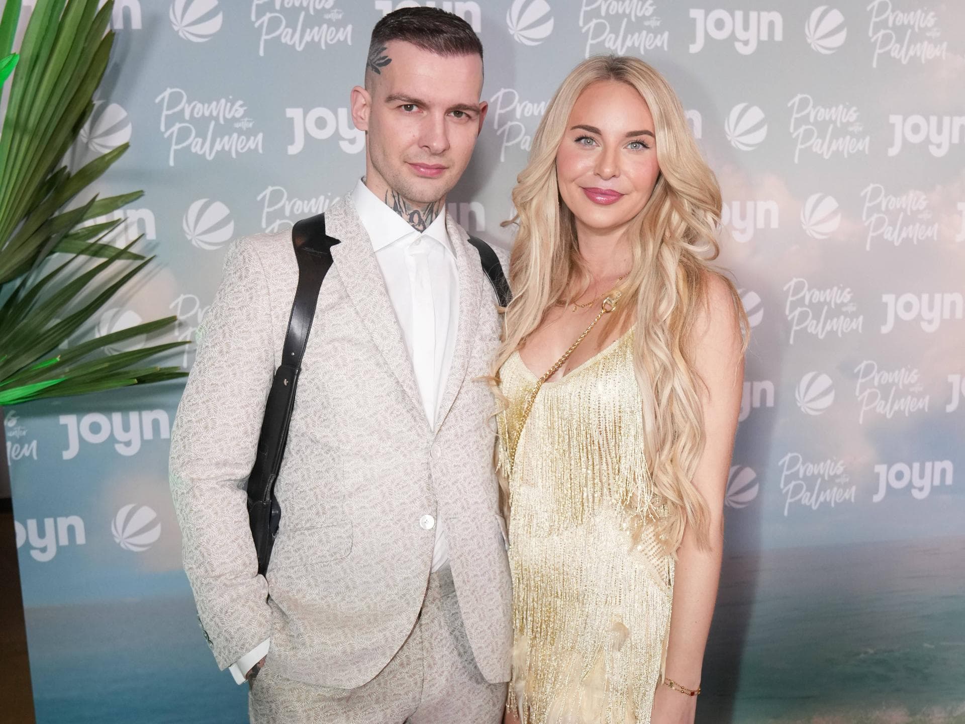 Franziska Temme und Eric Stehfest bei der Premiere von "Promis unter Palmen" Arm in Arm