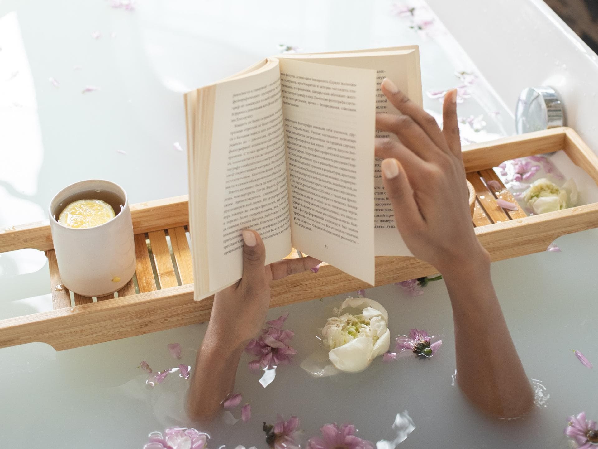 Eine Frau liest ein Buch in der Badewanne